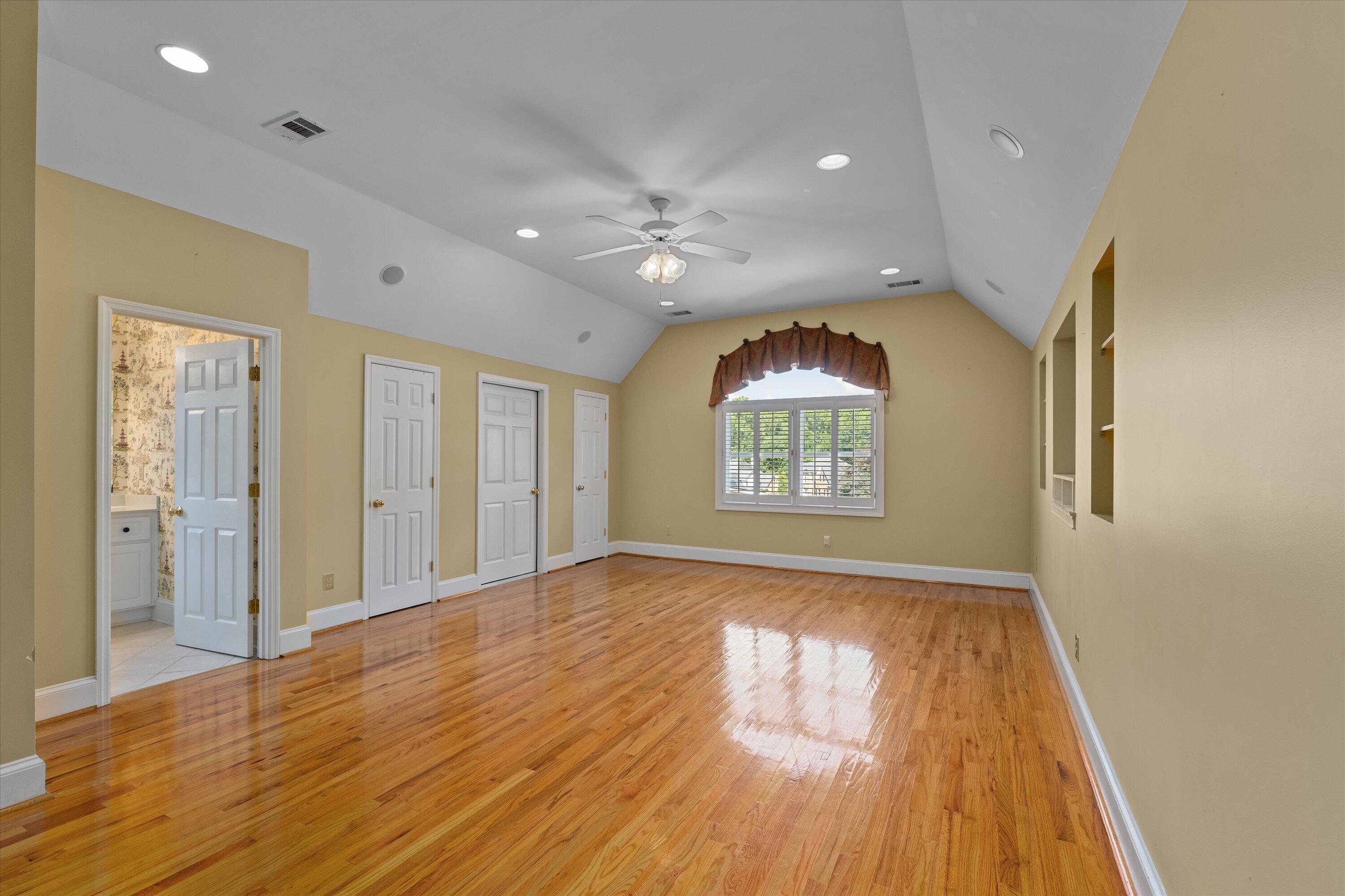 606 W Lake Circle