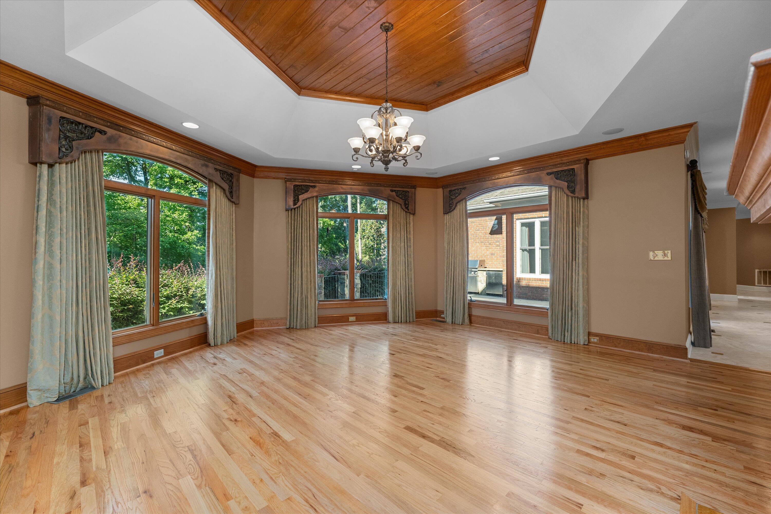 606 W Lake Circle