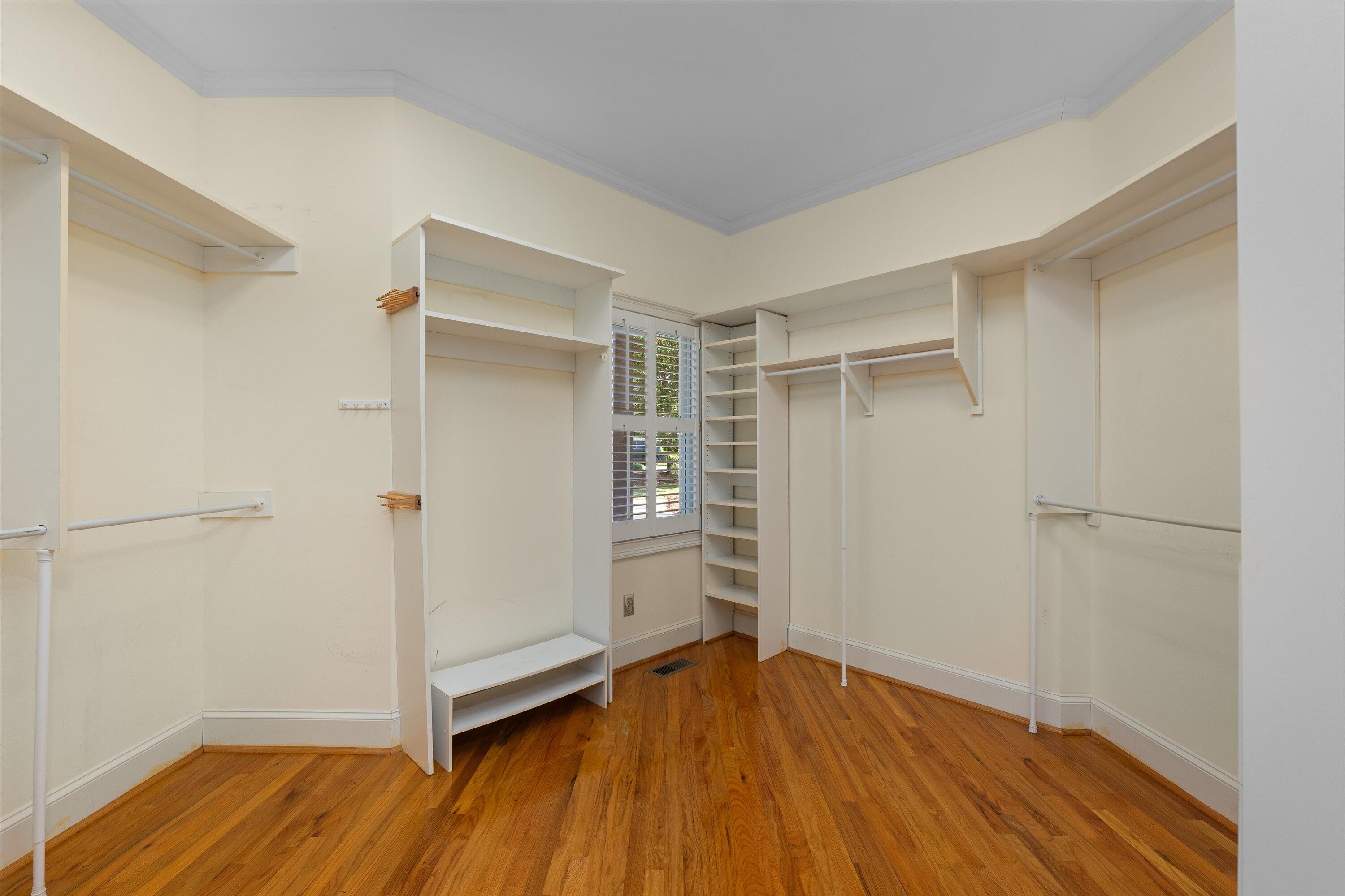 606 W Lake Circle