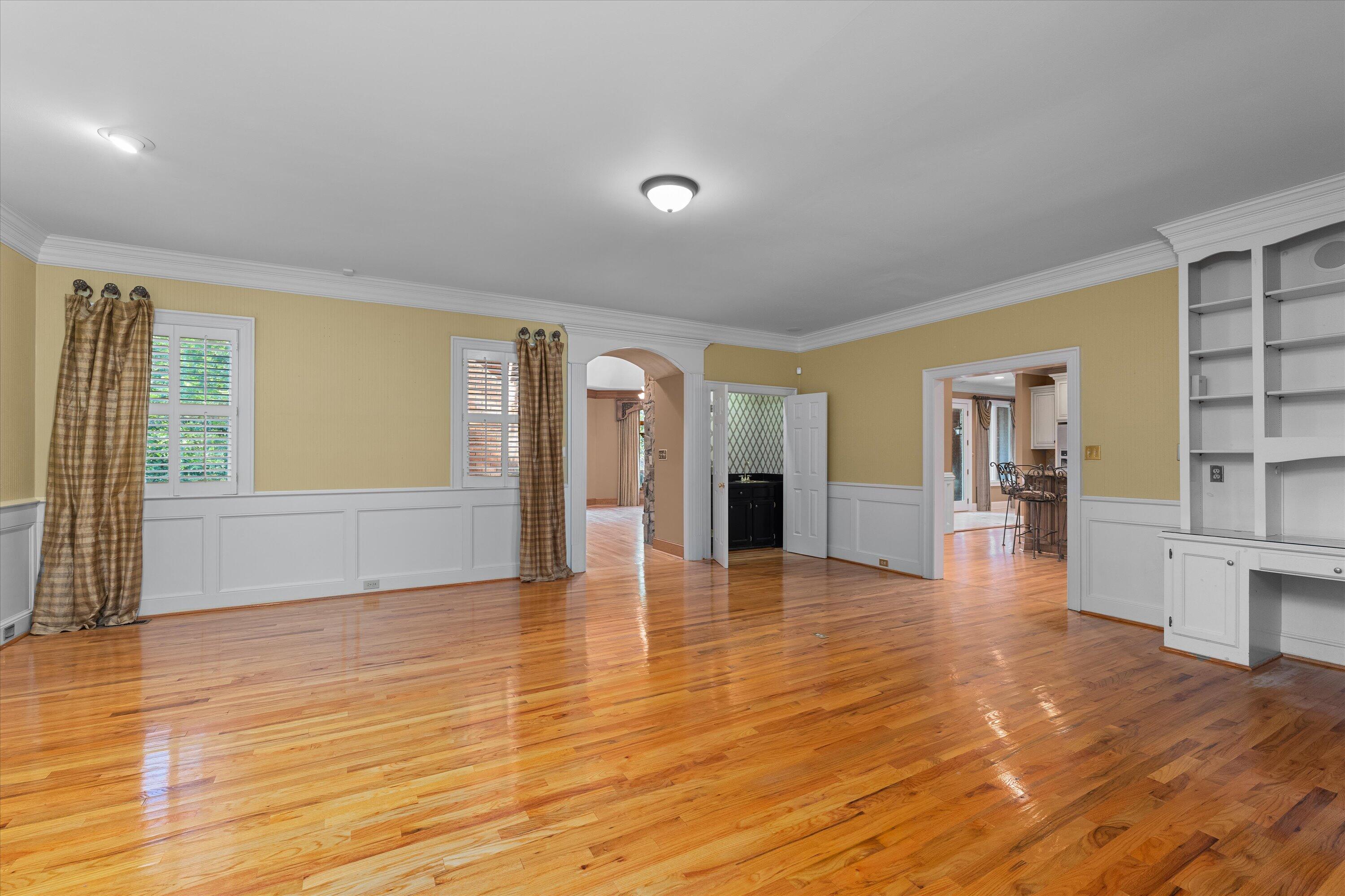 606 W Lake Circle