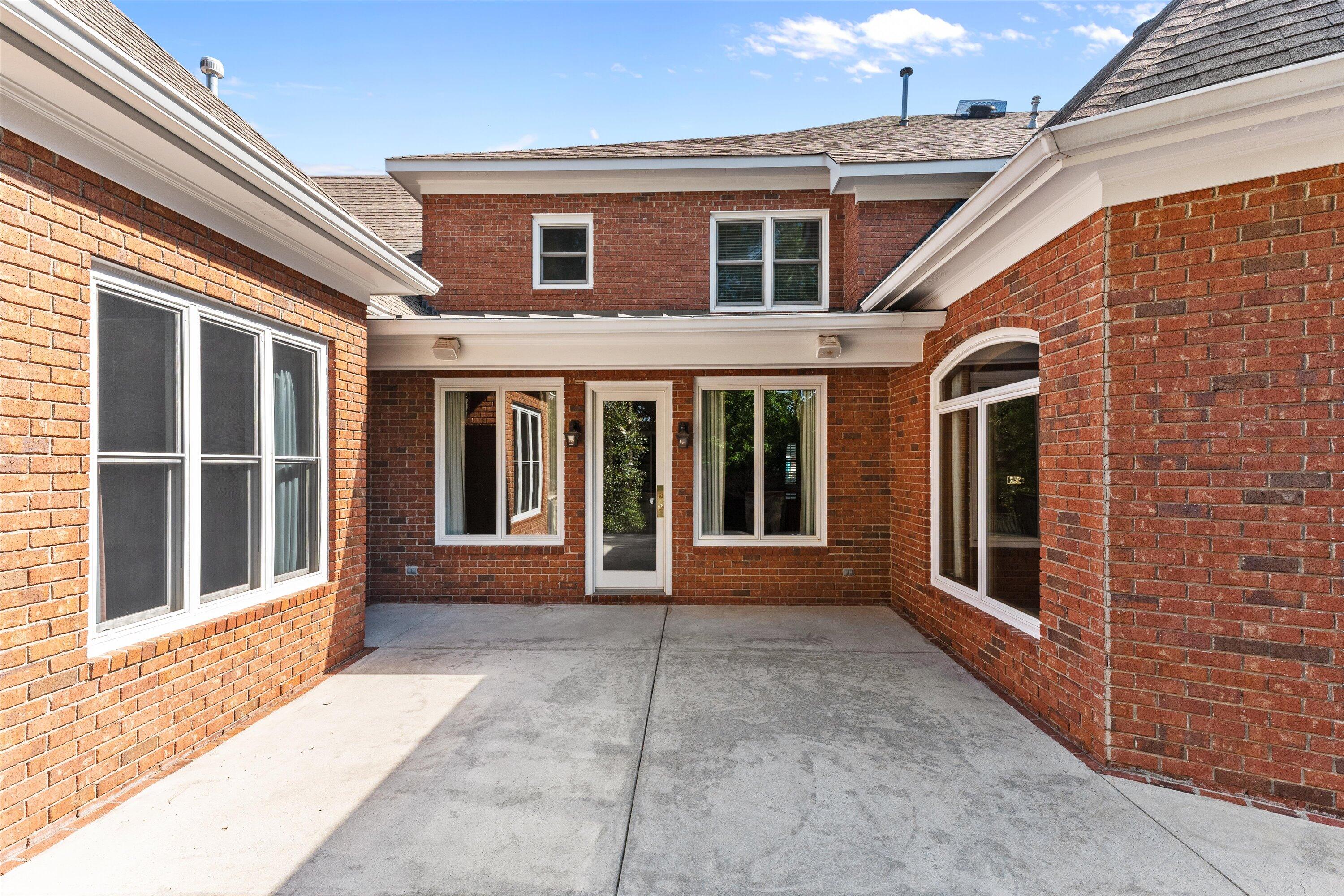 606 W Lake Circle
