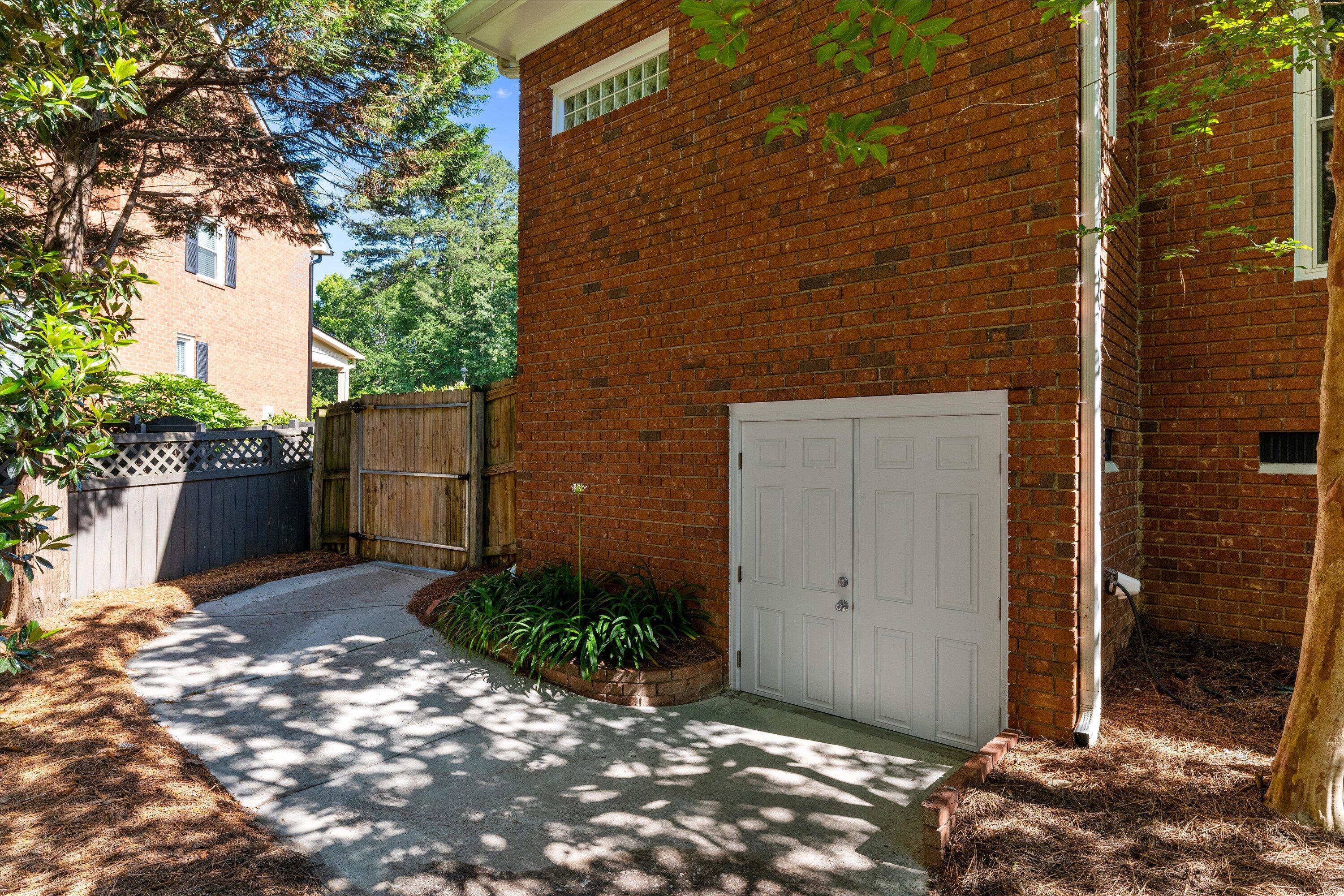606 W Lake Circle