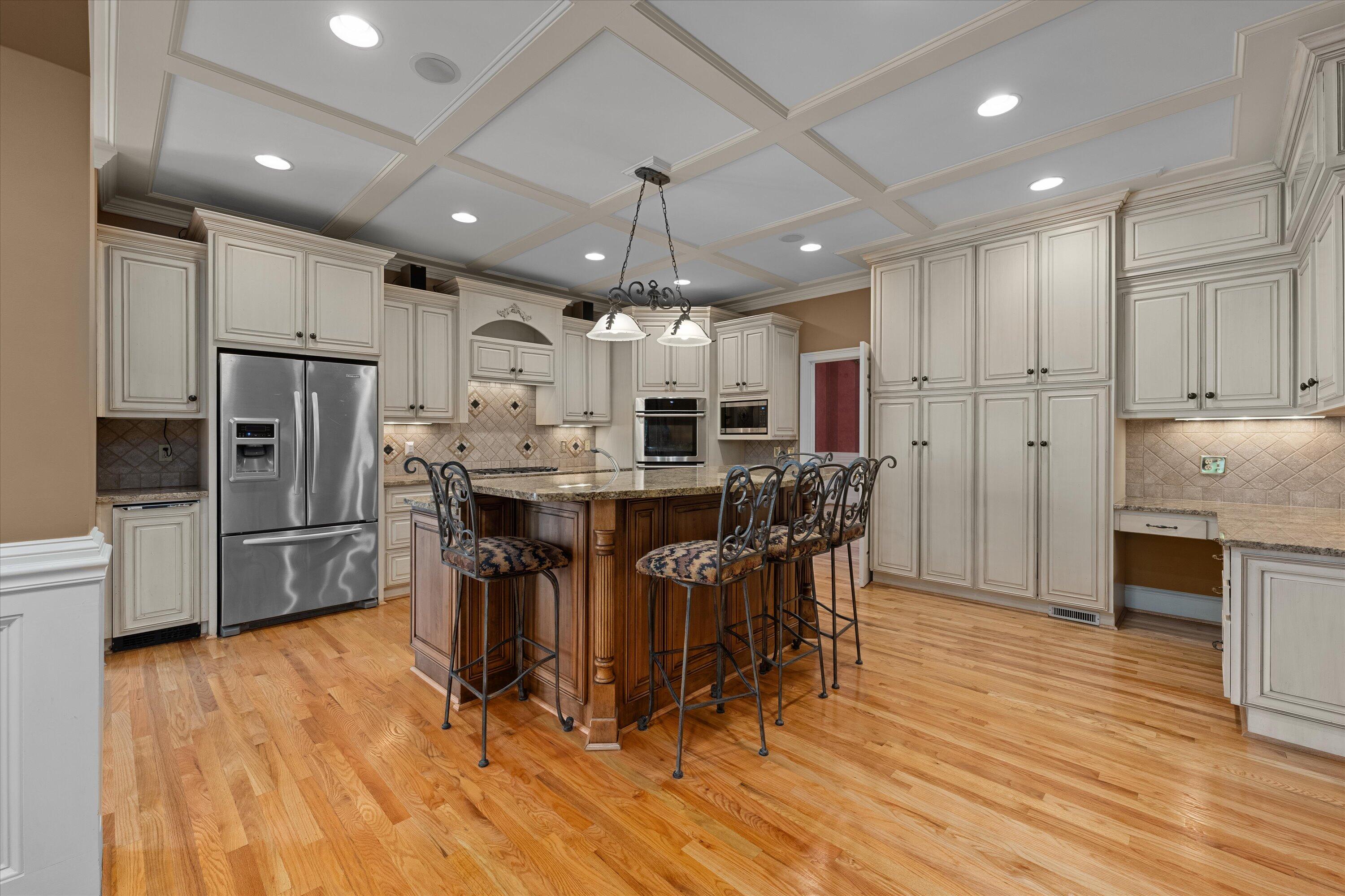 606 W Lake Circle
