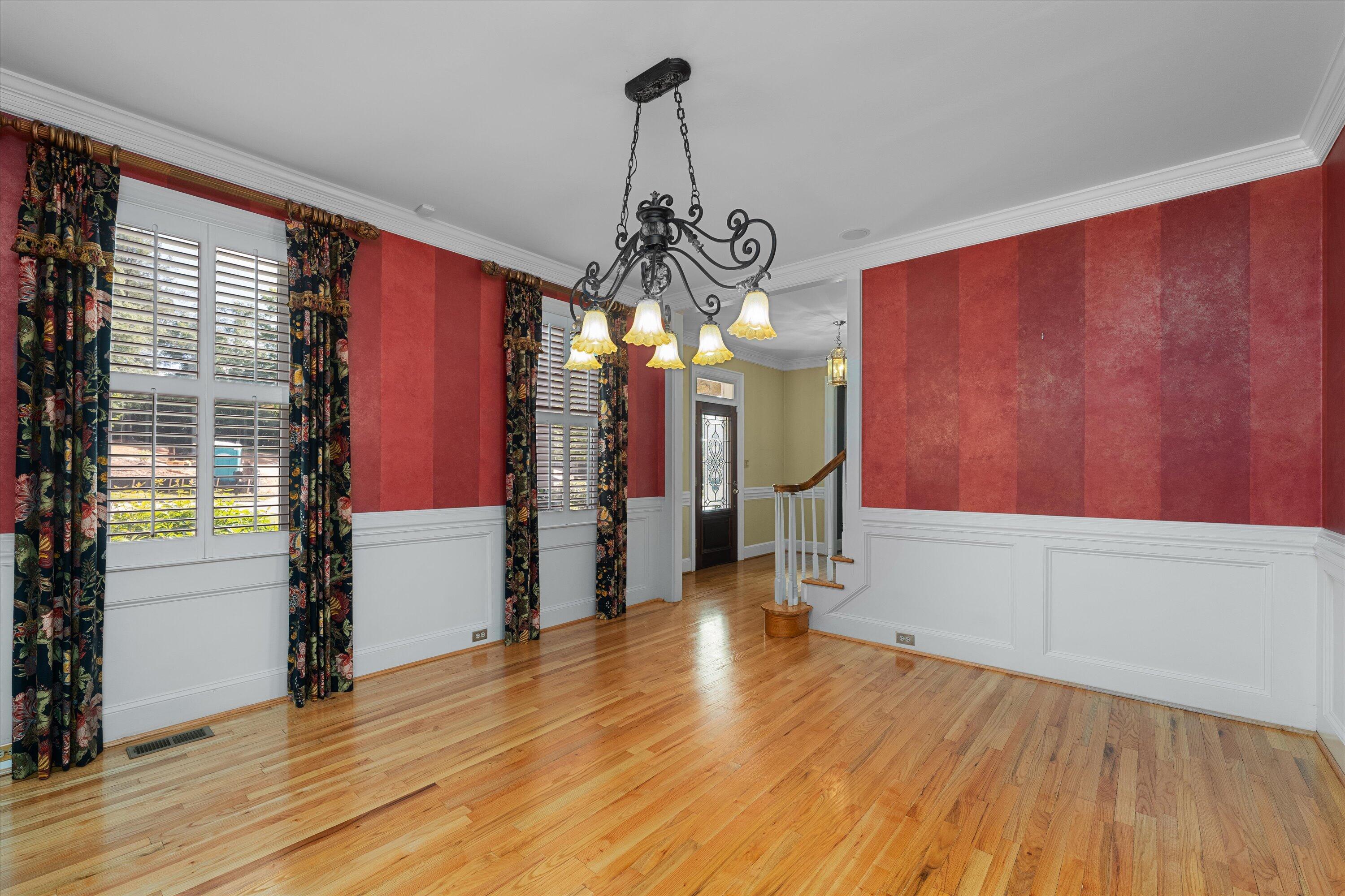 606 W Lake Circle
