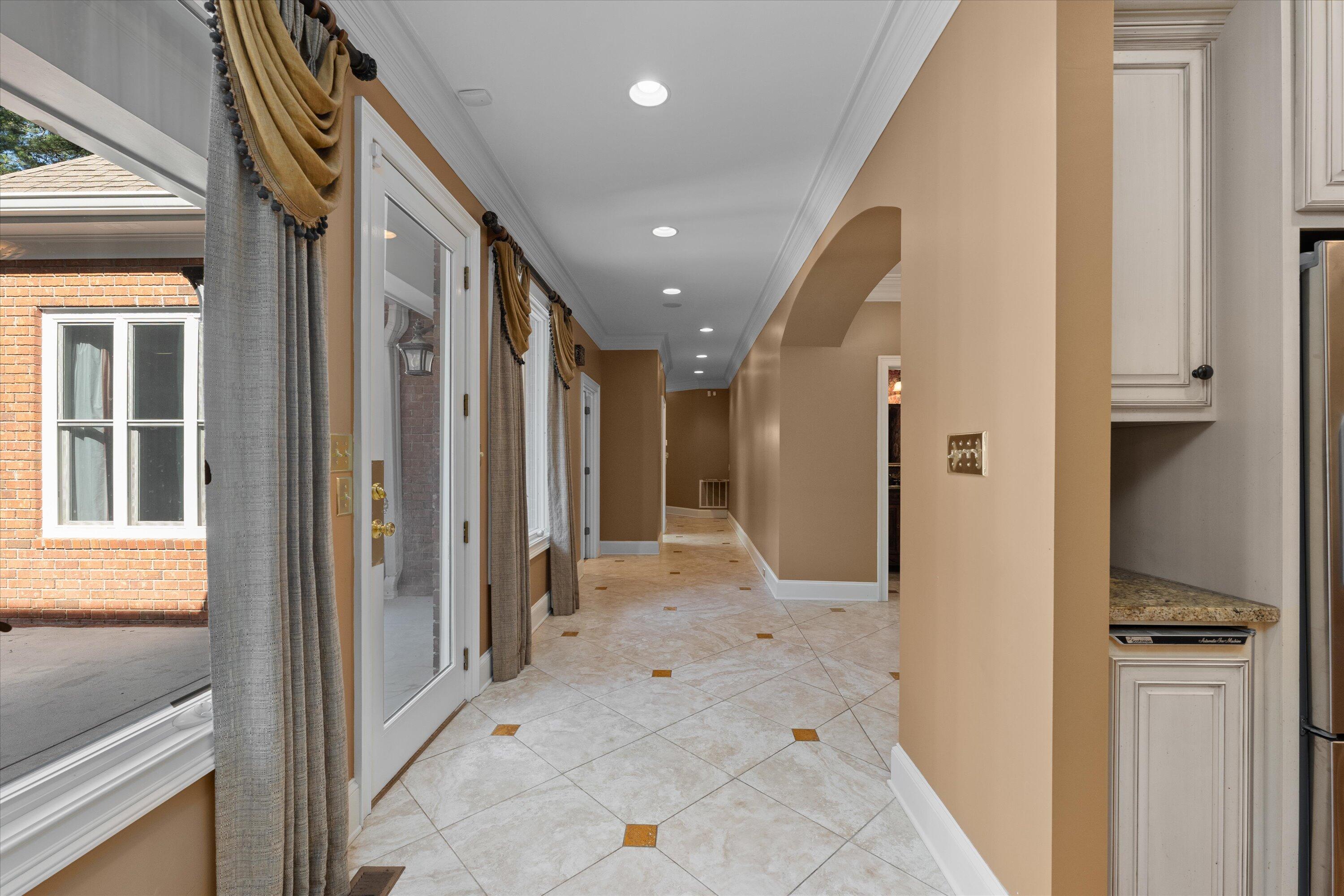606 W Lake Circle