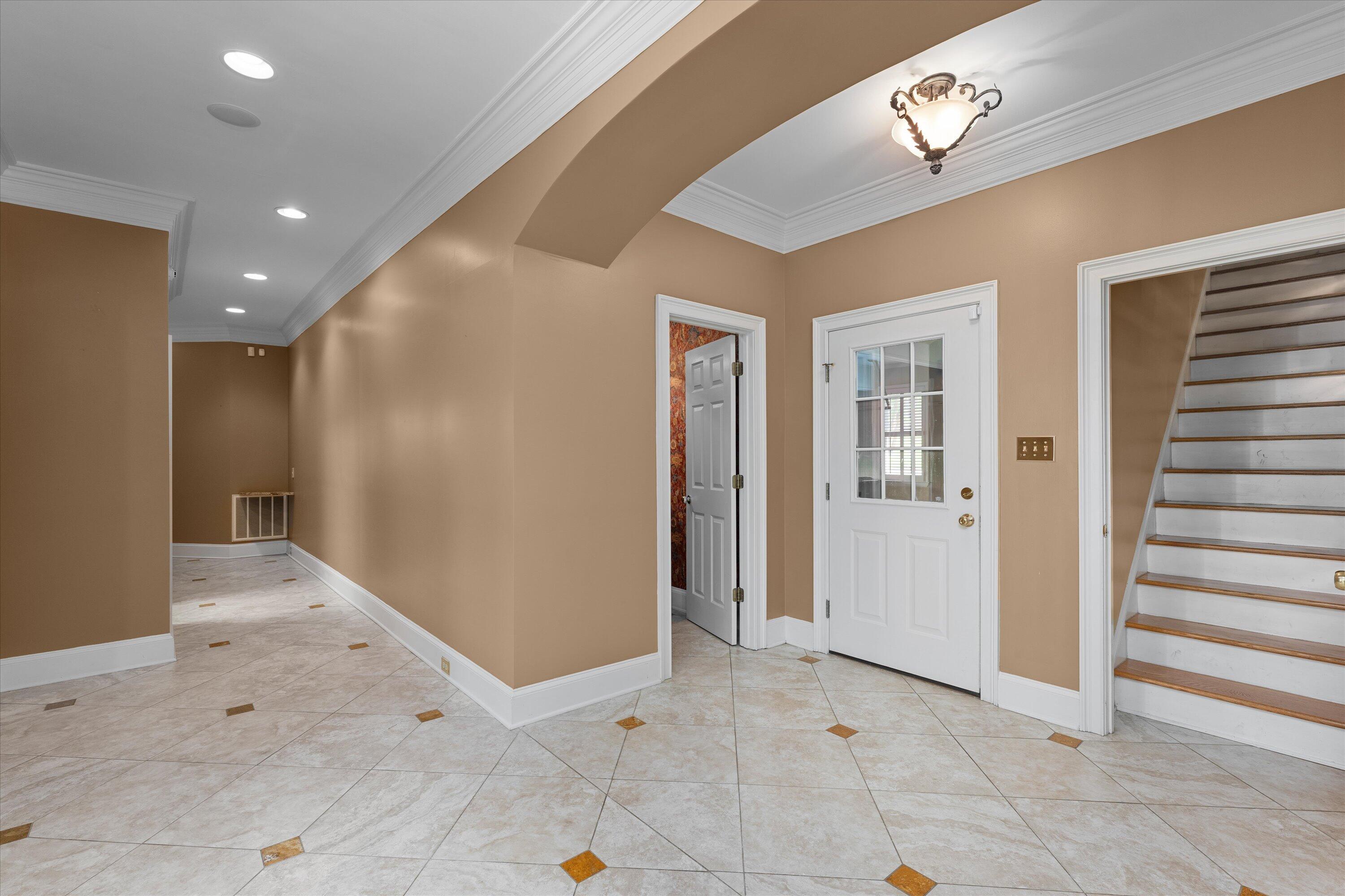 606 W Lake Circle
