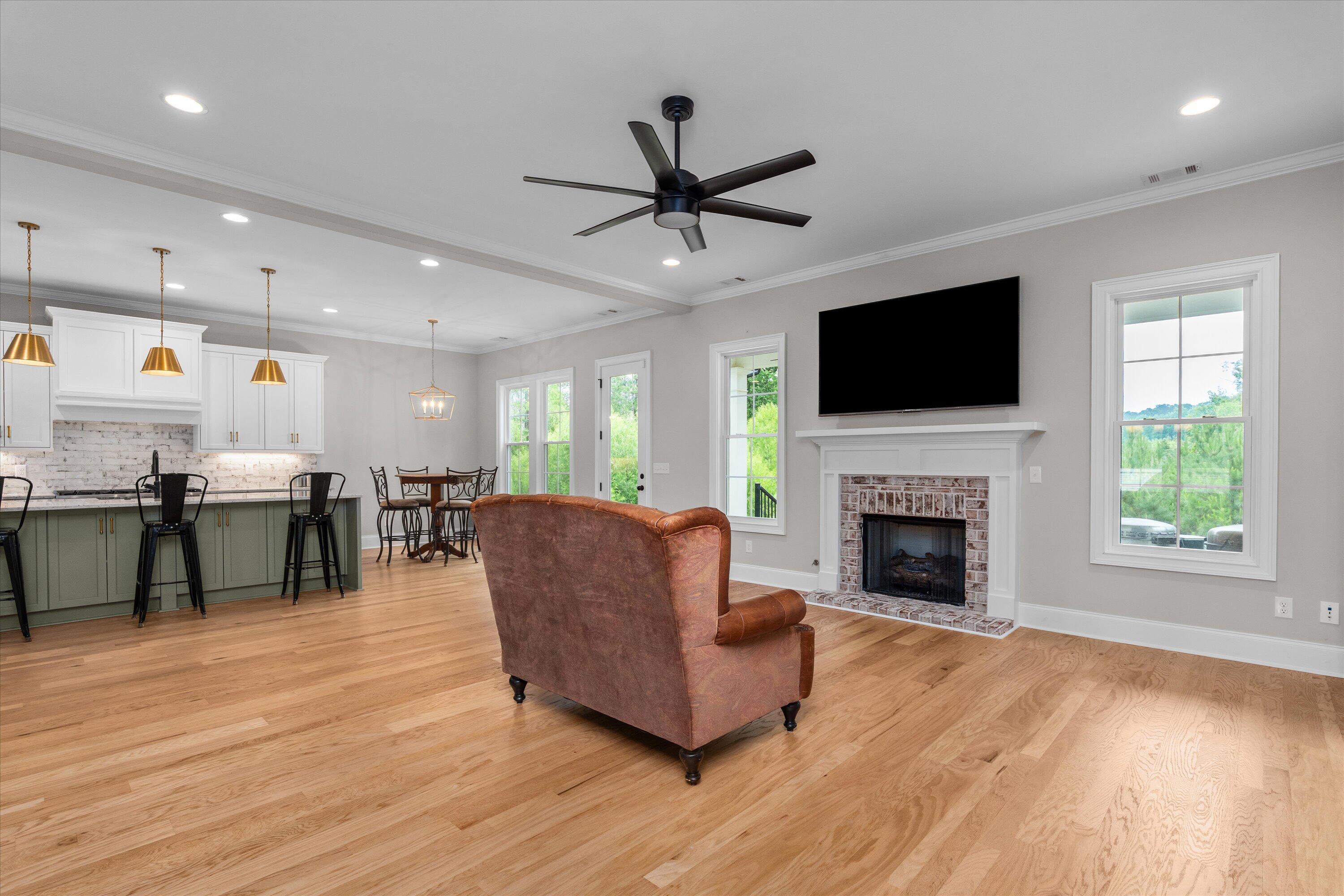 552 River Oaks Lane