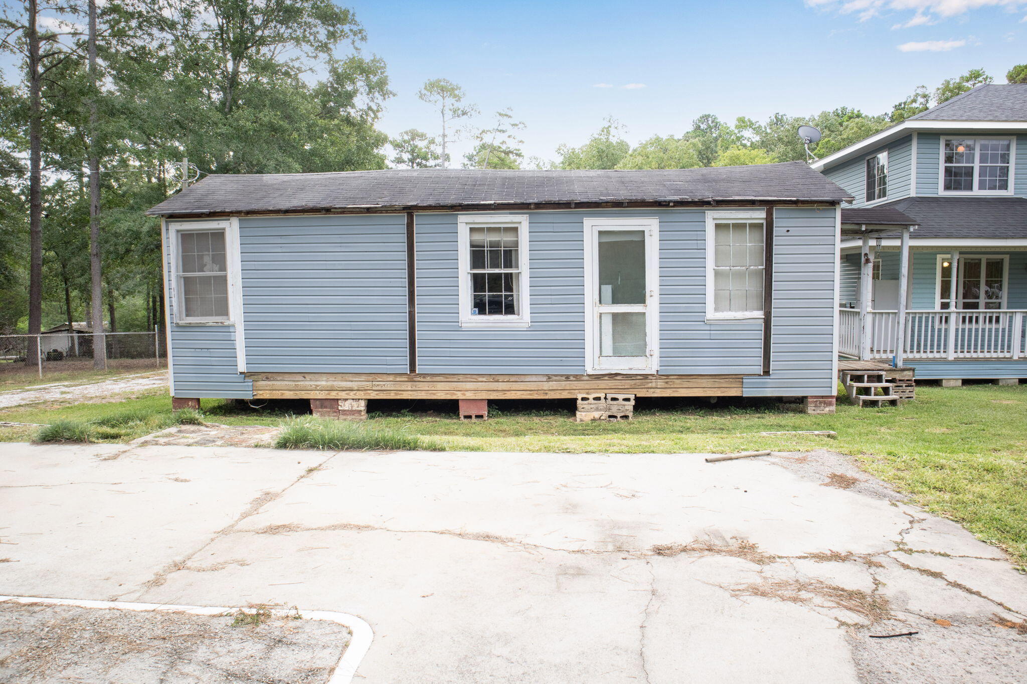 1085 Lake Dr.
