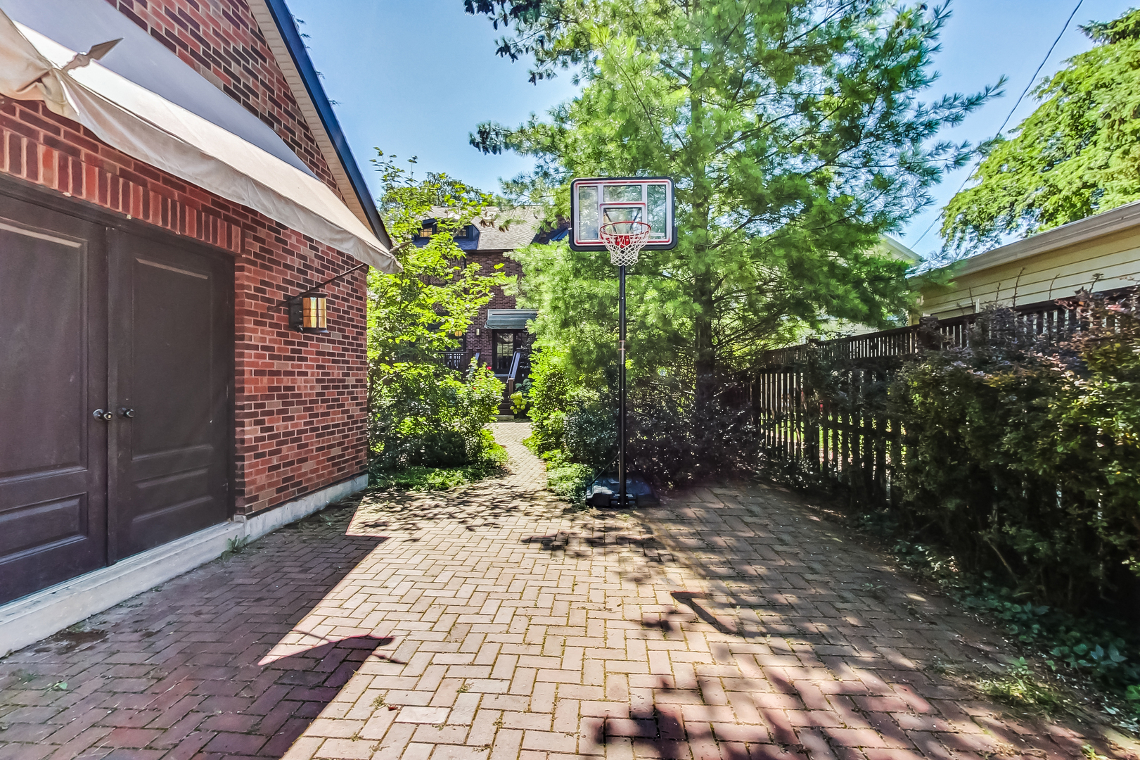2121 Noyes Street