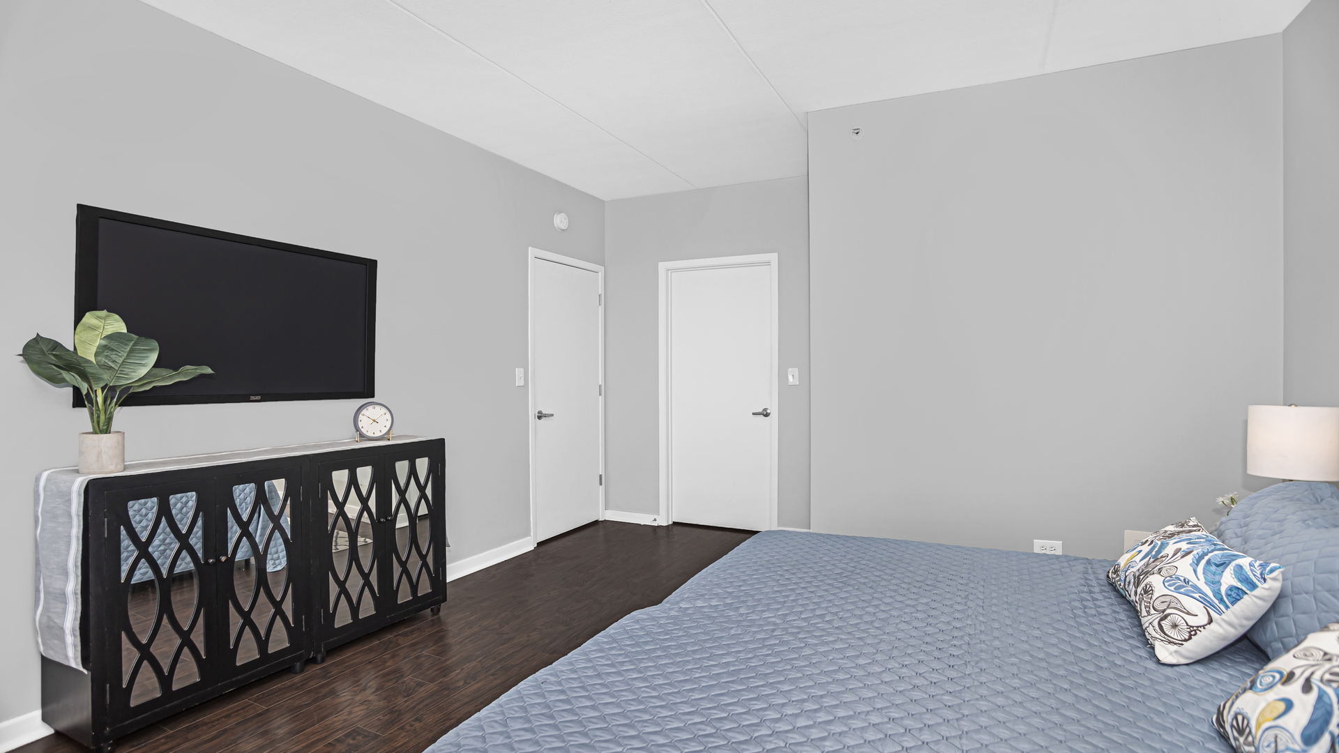 900 Chicago Avenue Unit: 604