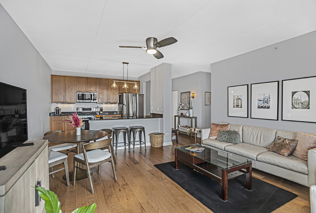 900 CHICAGO Avenue Unit: 415