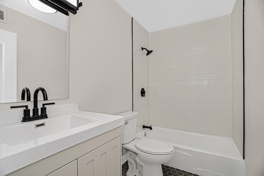 3930 N PINE GROVE Avenue Unit: 709