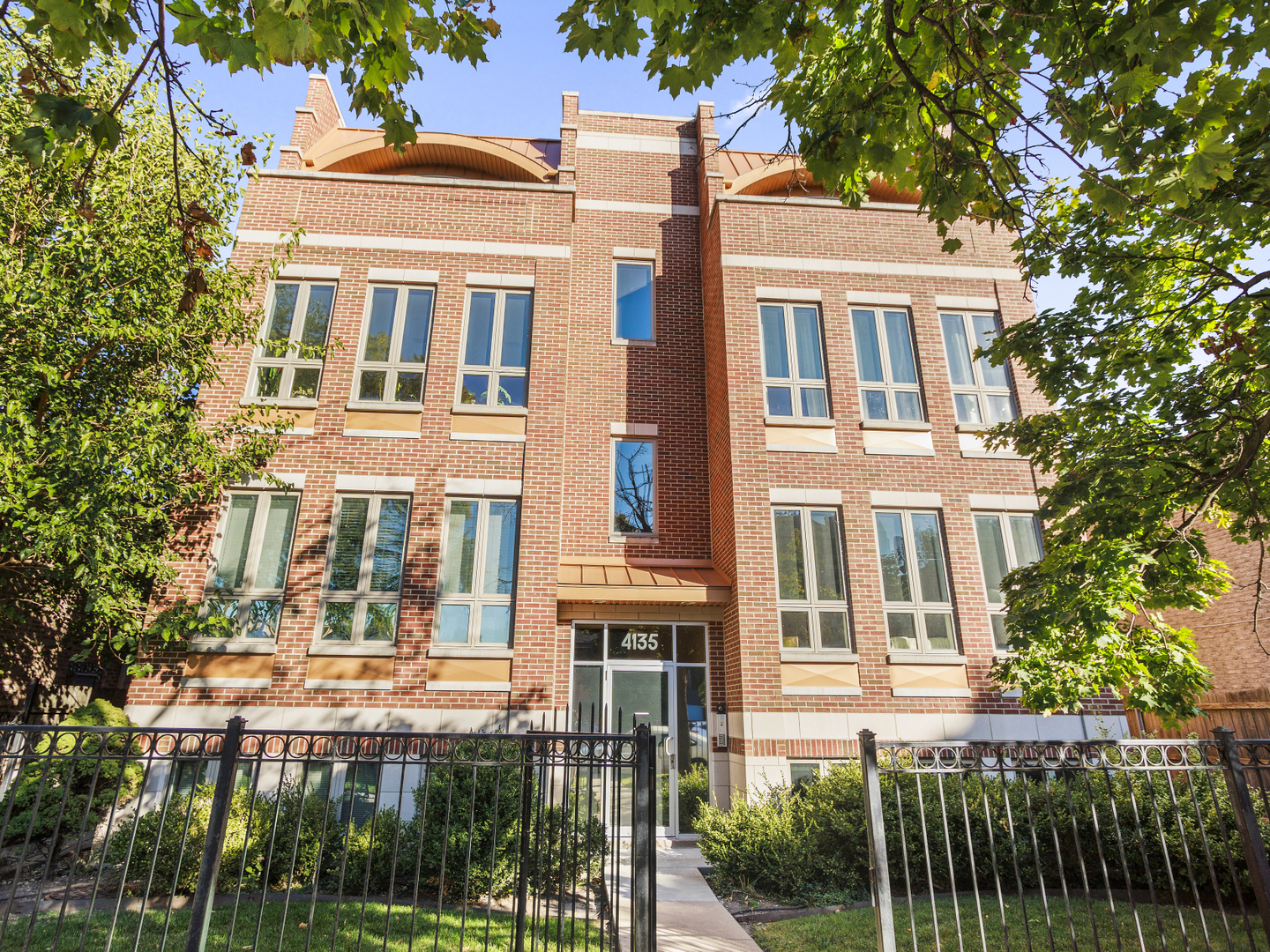 4135 N Kedvale Avenue Unit: 402