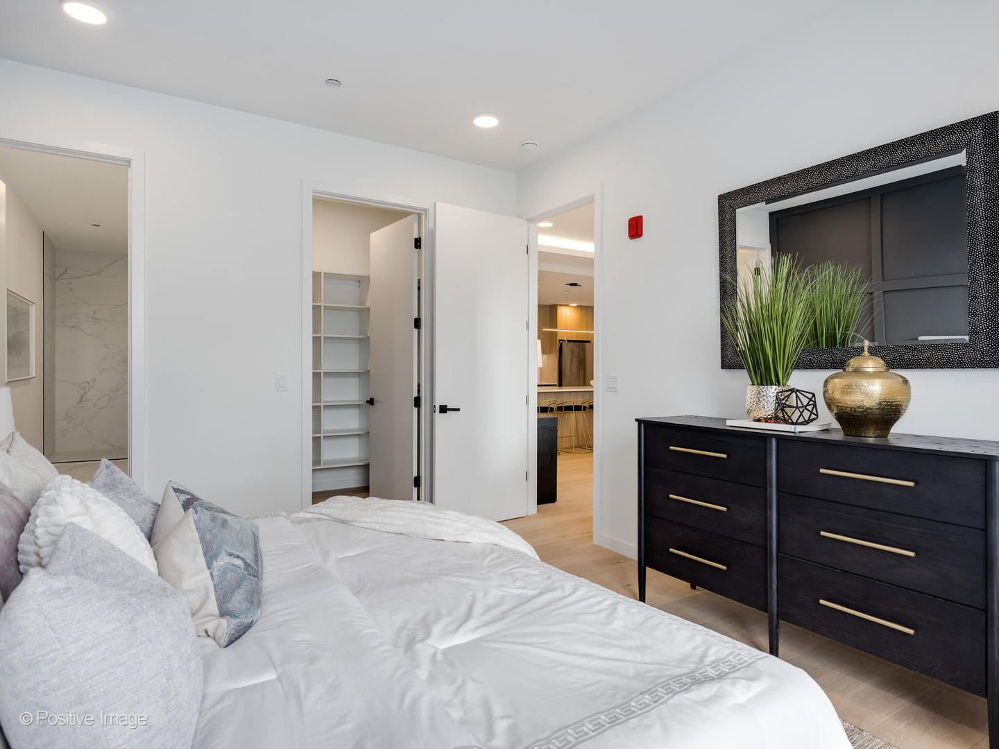 2354 W Farragut Avenue Unit: PH-402