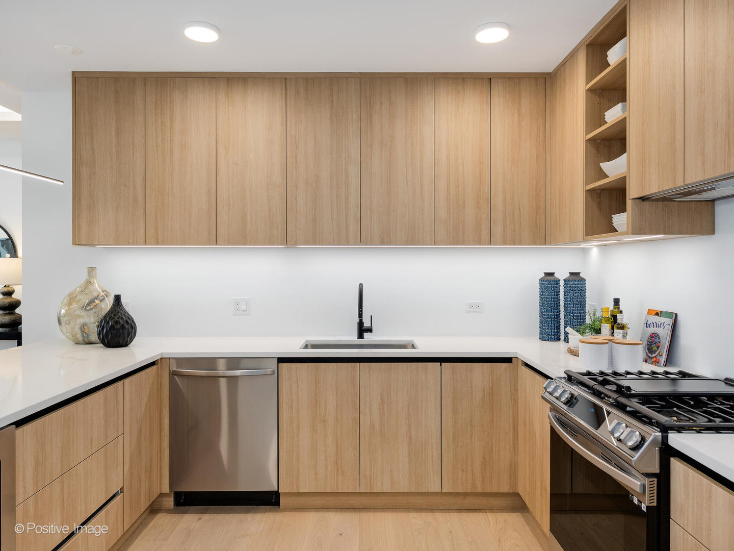 2354 W Farragut Avenue Unit: PH-402