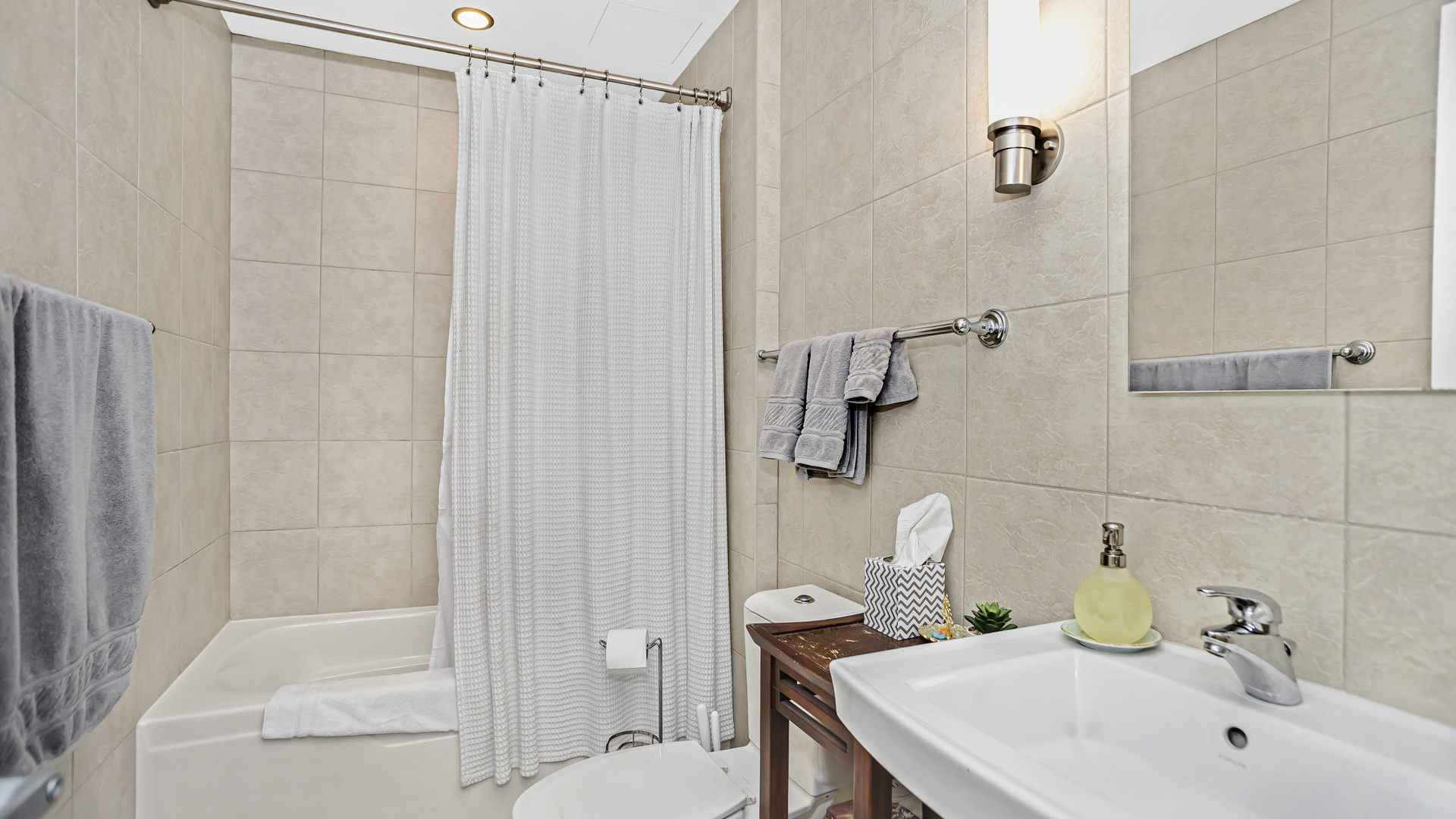 1570 Elmwood Avenue Unit: 1406