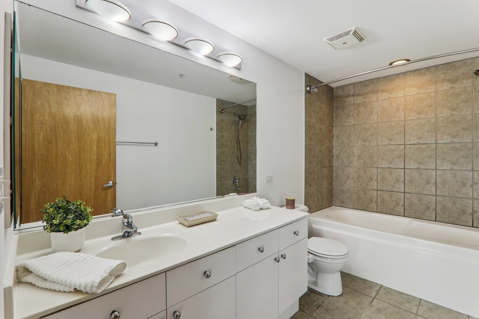 900 Chicago Avenue Unit: 416