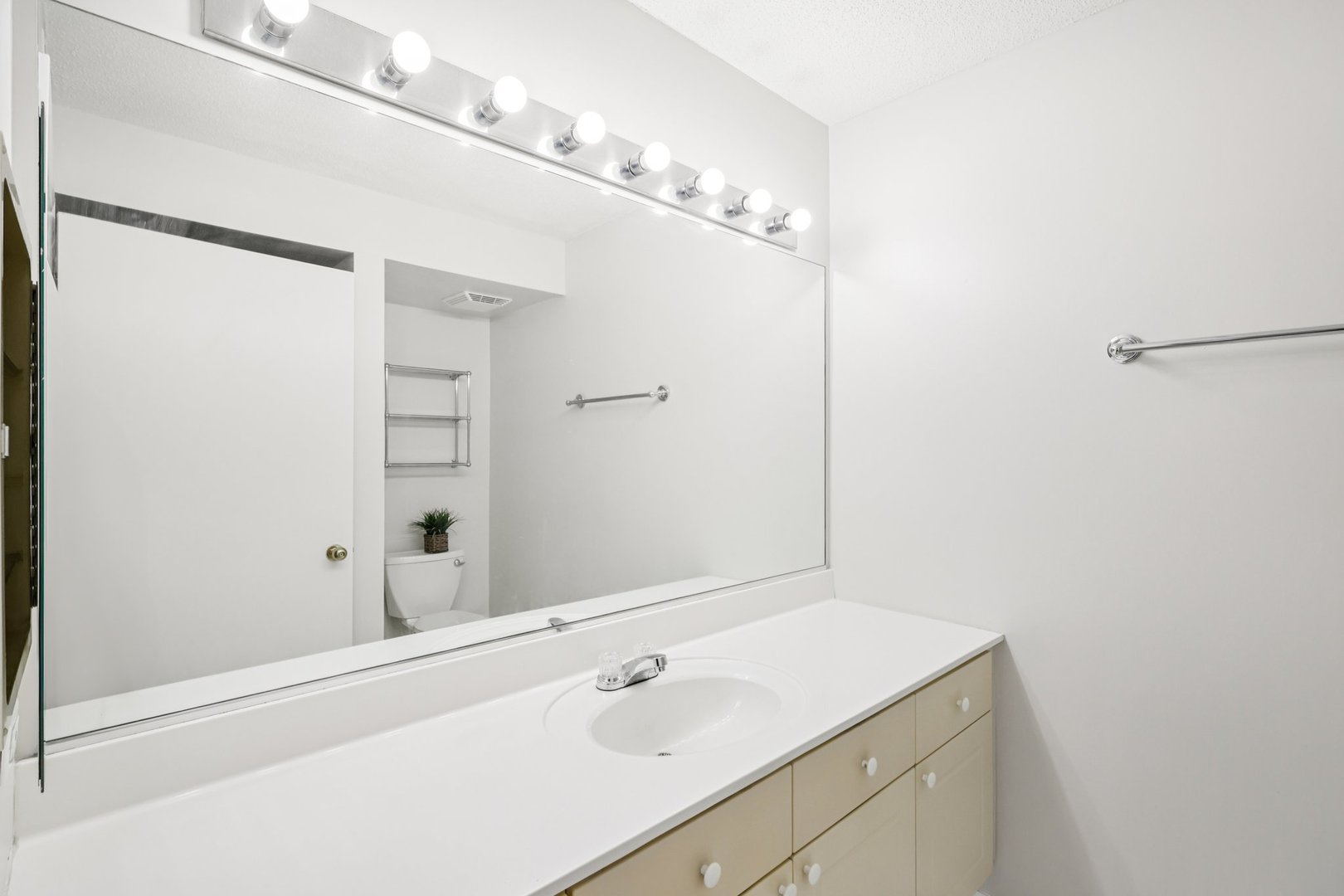 811 Chicago Avenue Unit: 309