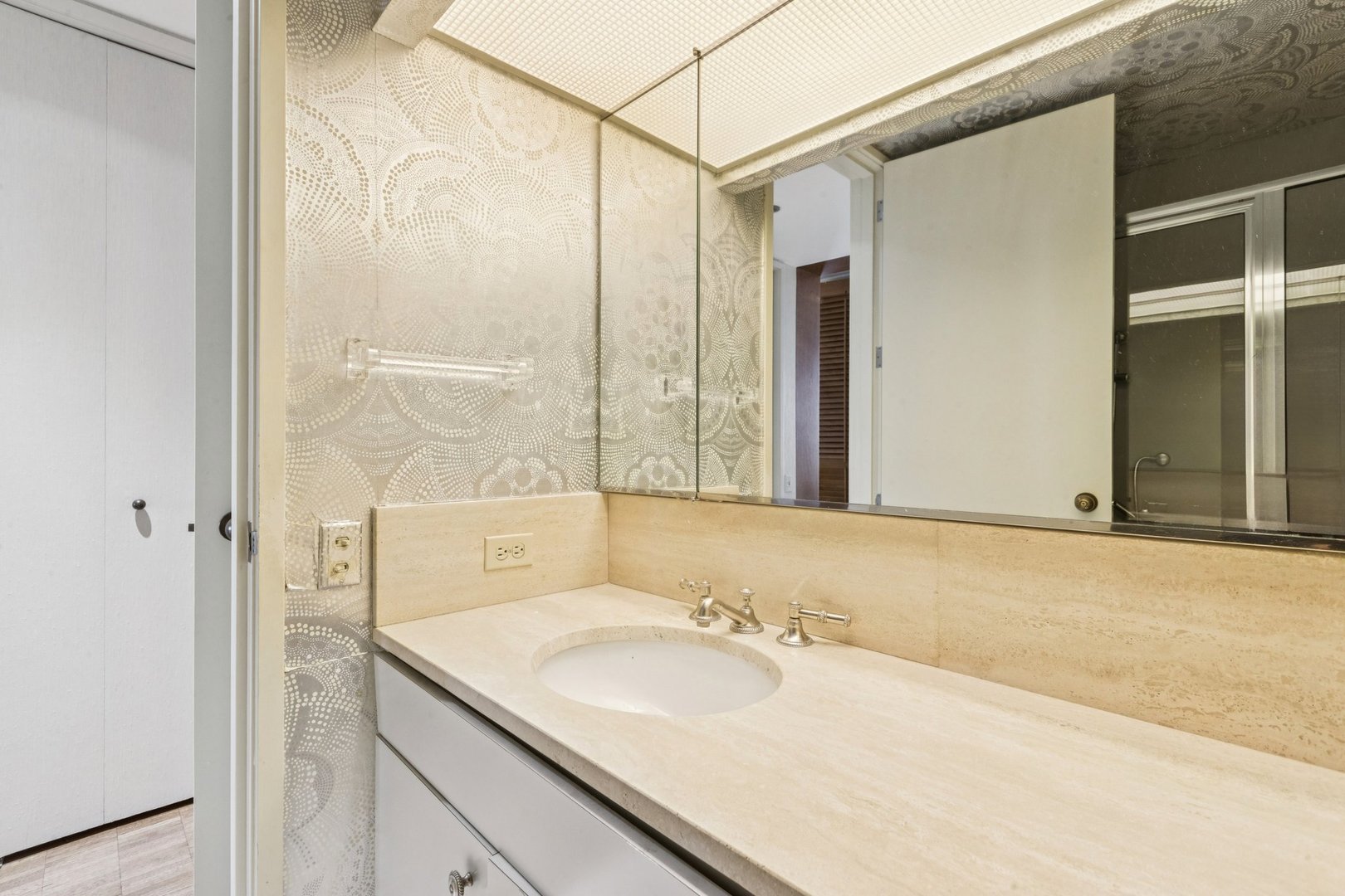 180 E PEARSON Street Unit: 4202