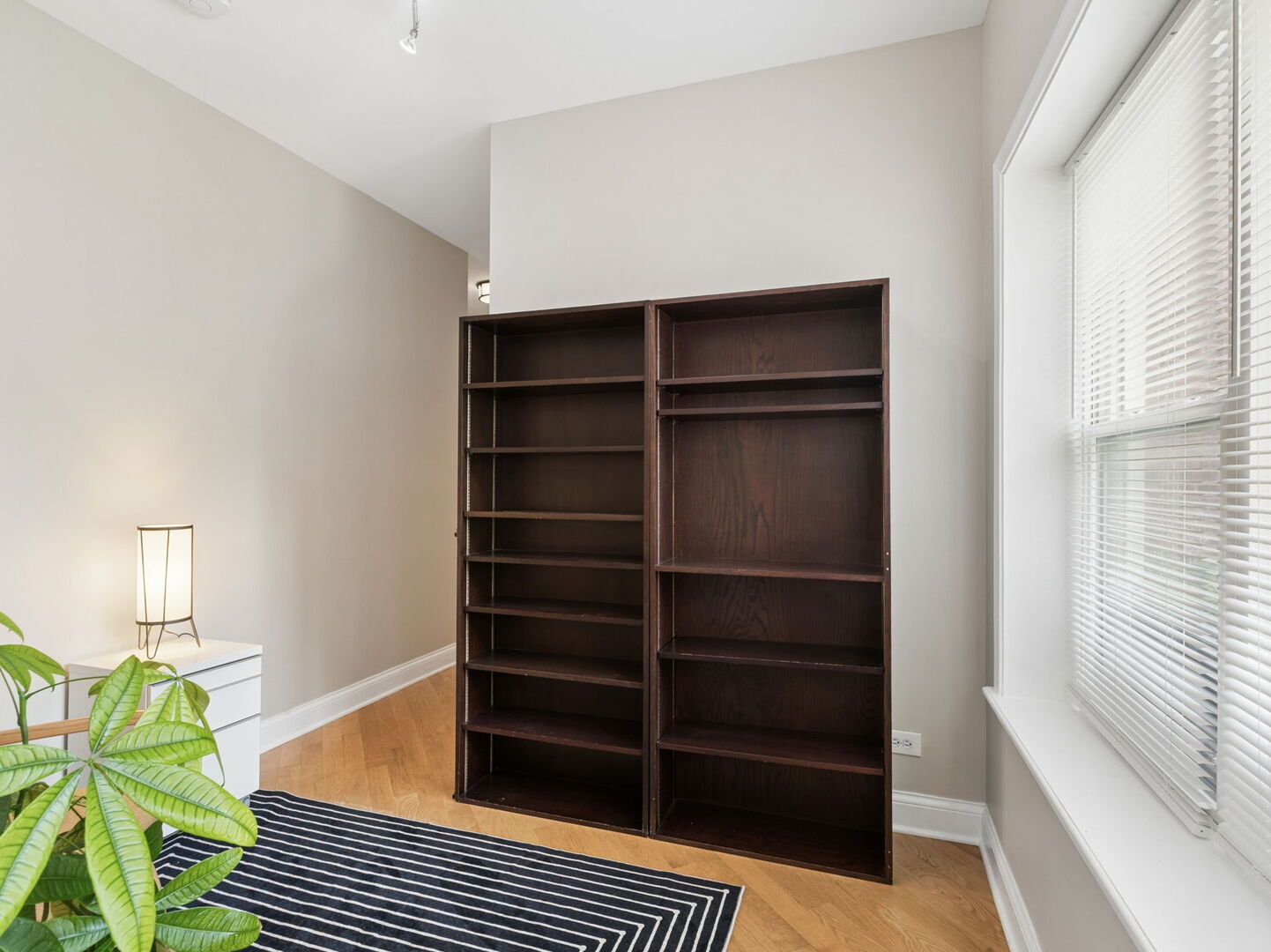 4650 N Saint Louis Avenue Unit: 1D