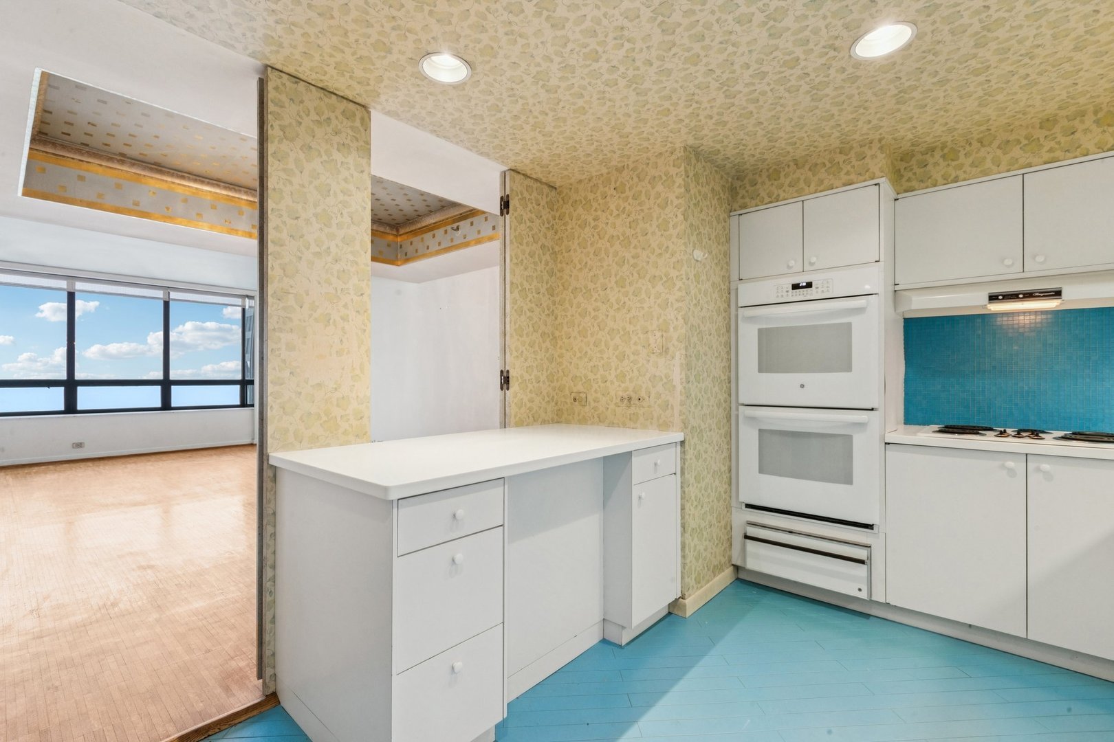 180 E PEARSON Street Unit: 4202