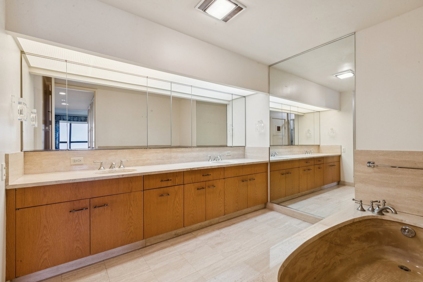 180 E PEARSON Street Unit: 4202