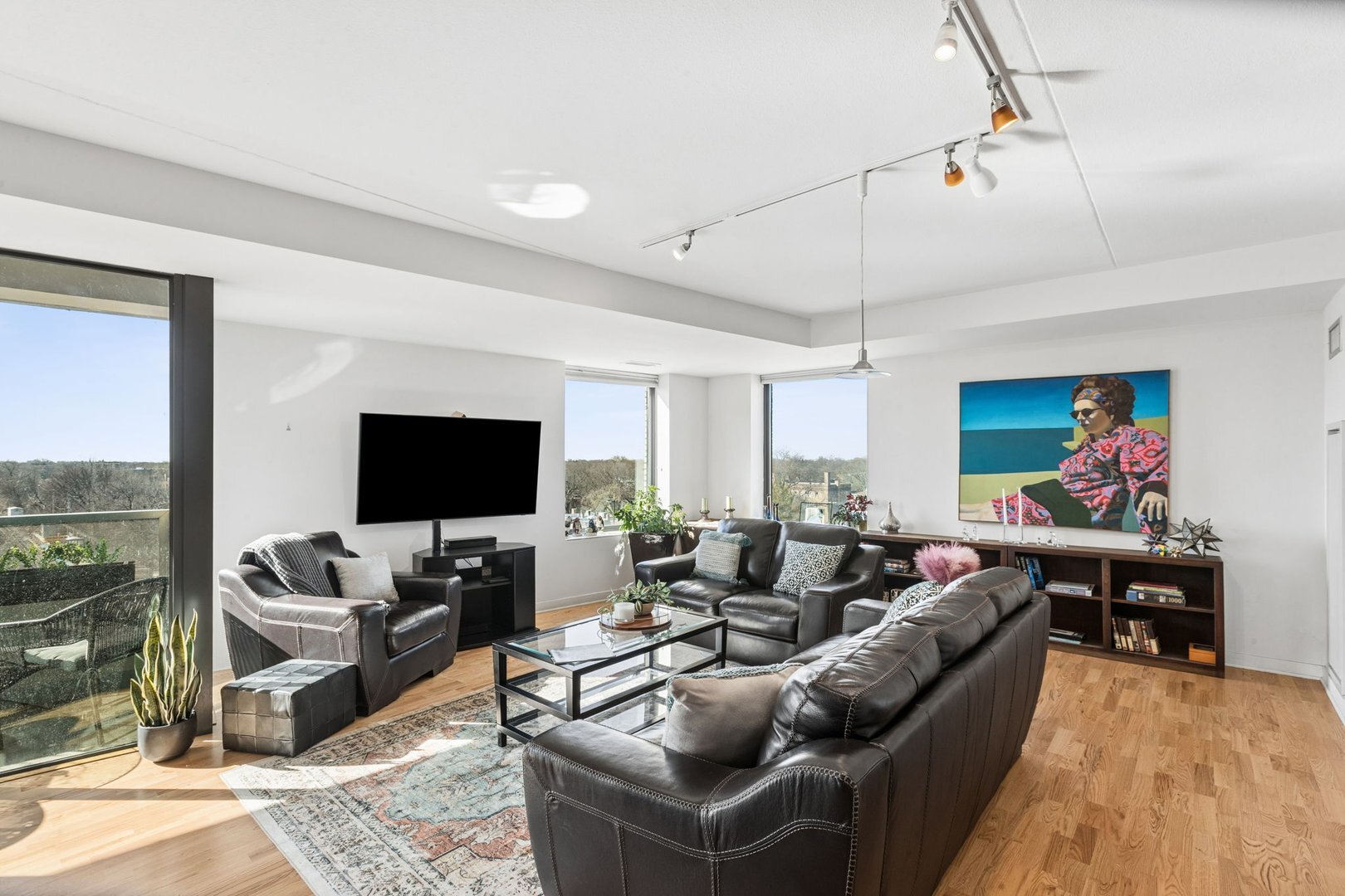 900 CHICAGO Avenue Unit: 609