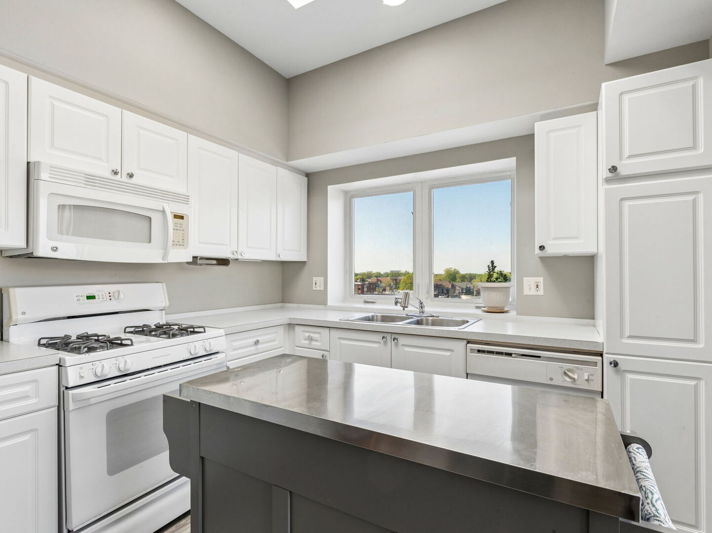 3303 GROVE Avenue Unit: 604