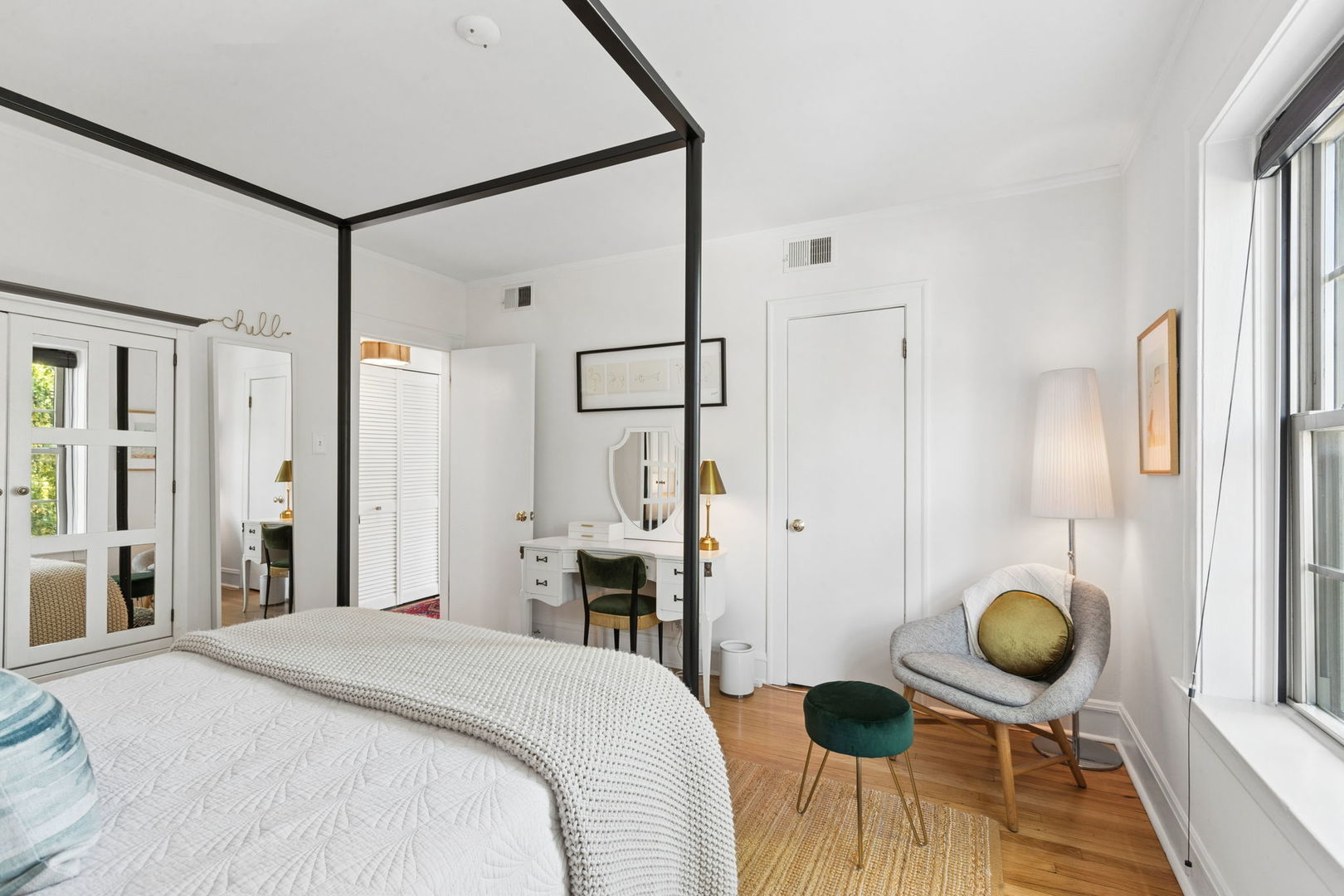 1956 W Melrose Street Unit: 202