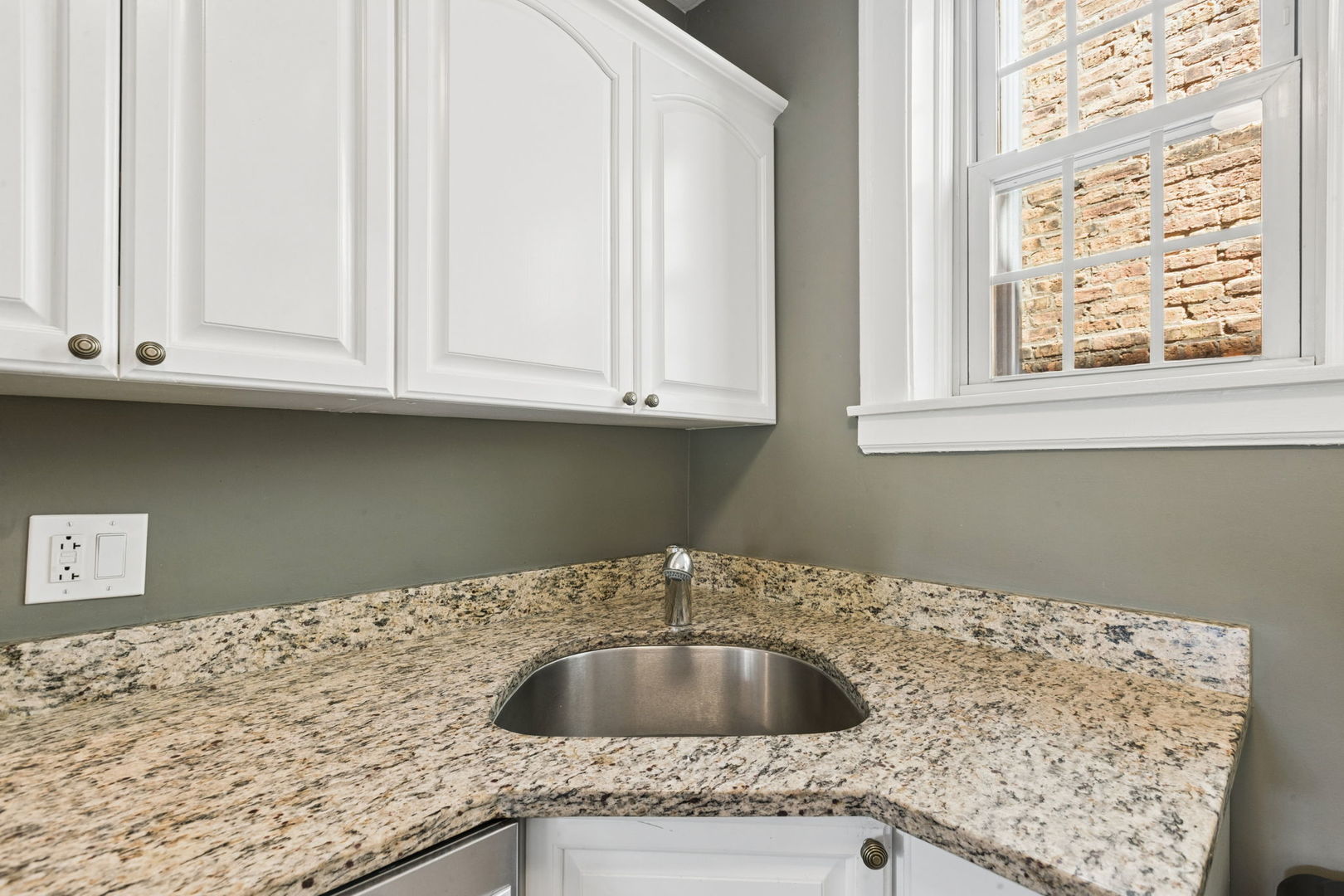 1956 W Melrose Street Unit: 202