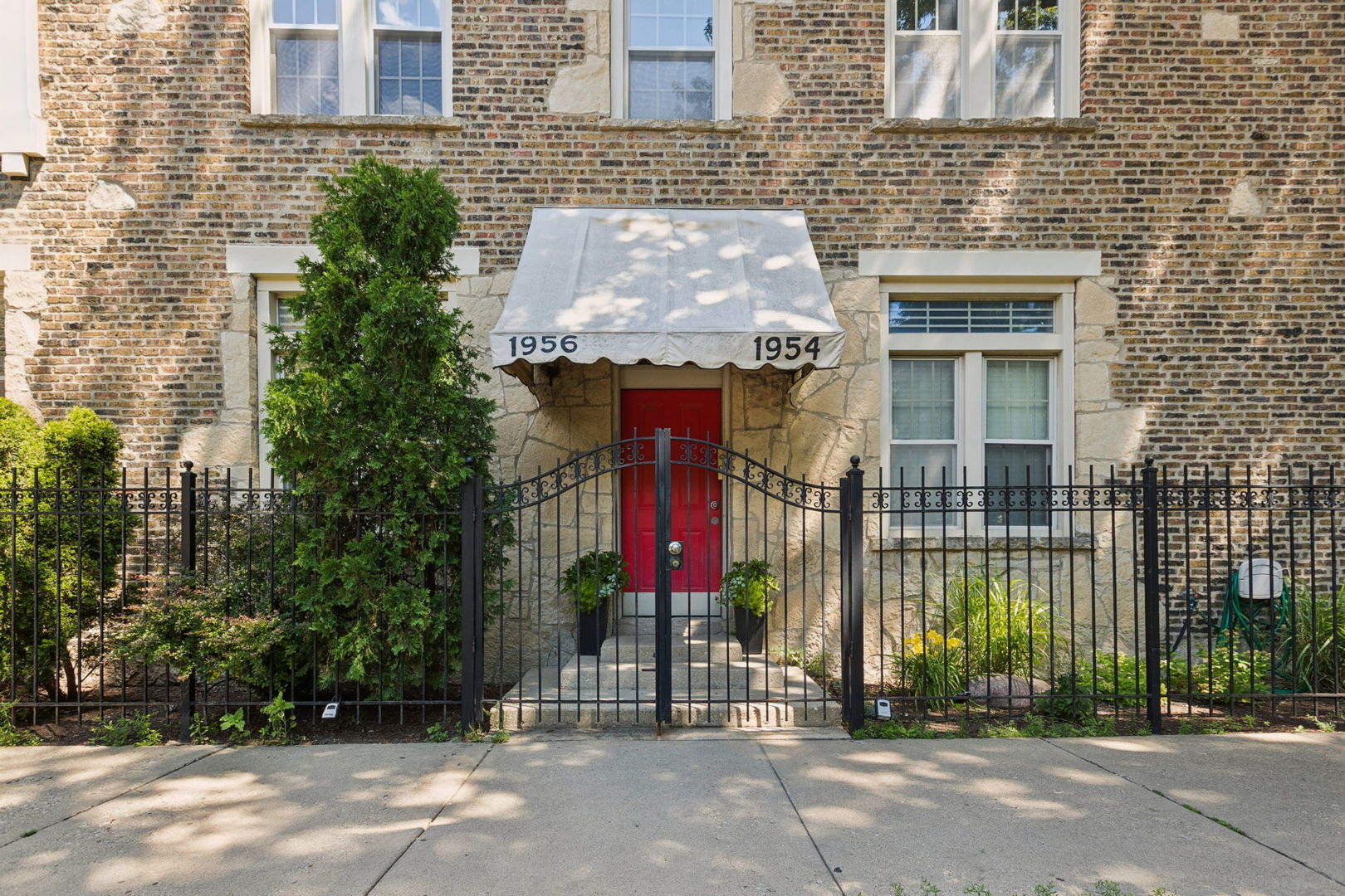 1956 W Melrose Street Unit: 202