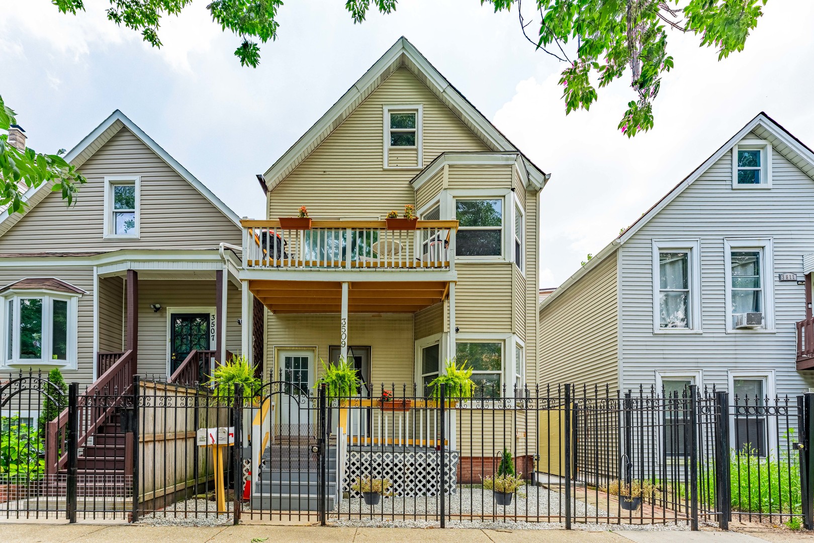 3509 W Dickens Avenue