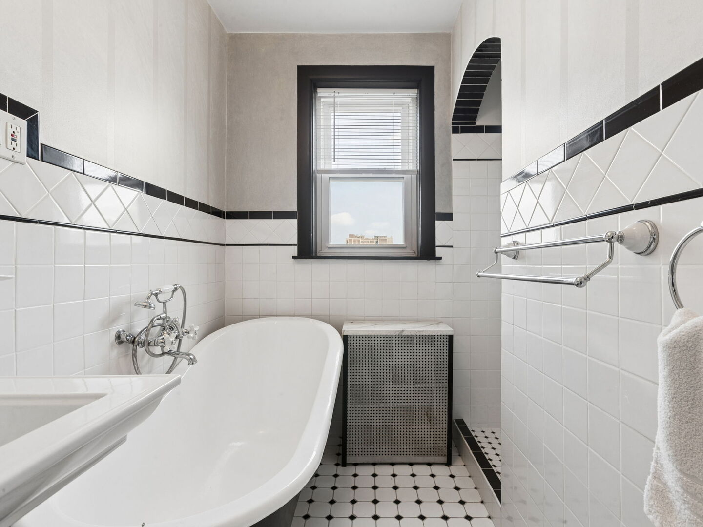 1044 W Balmoral Avenue Unit: 4C