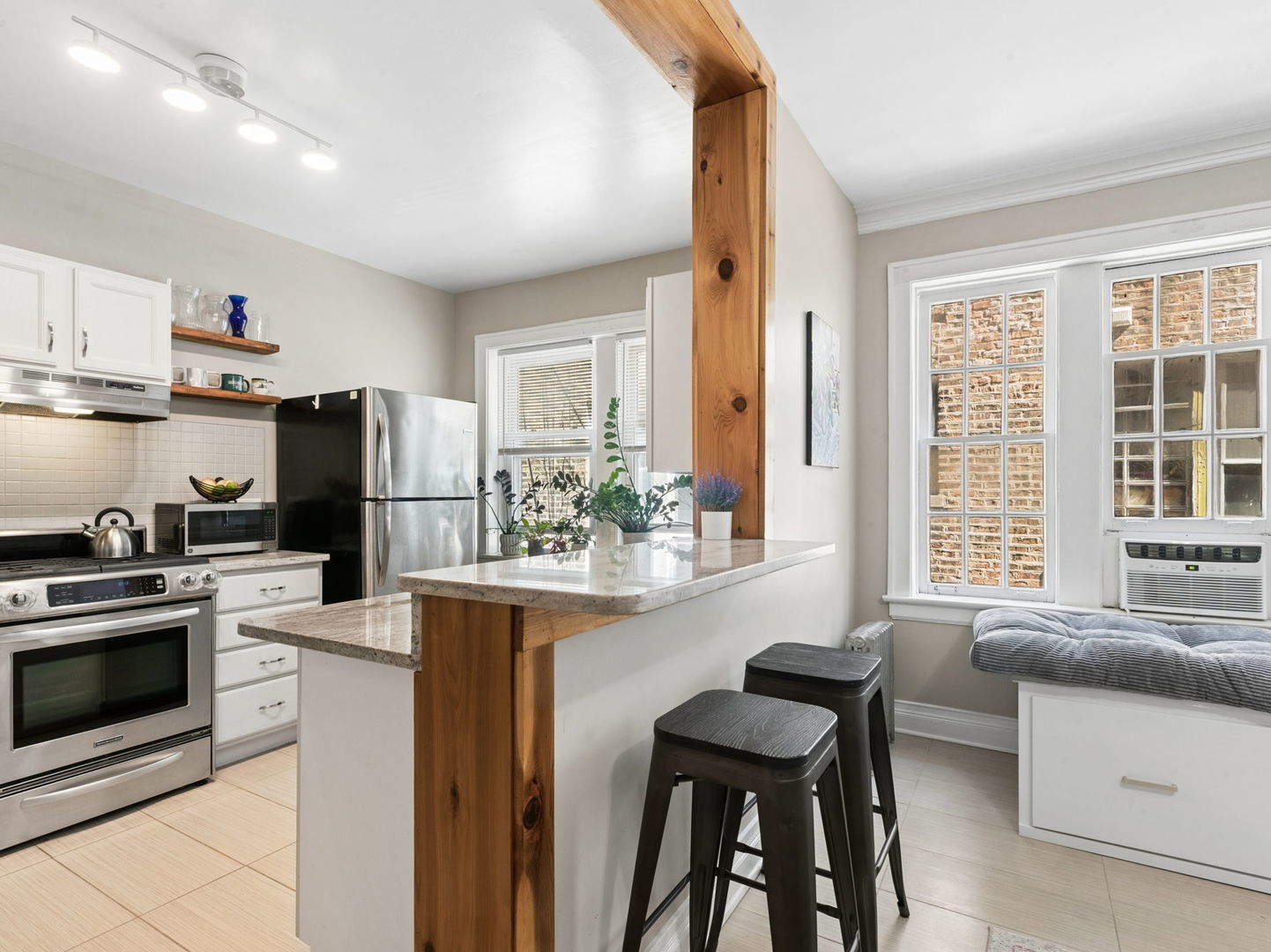 7358 N Damen Avenue Unit: 2N