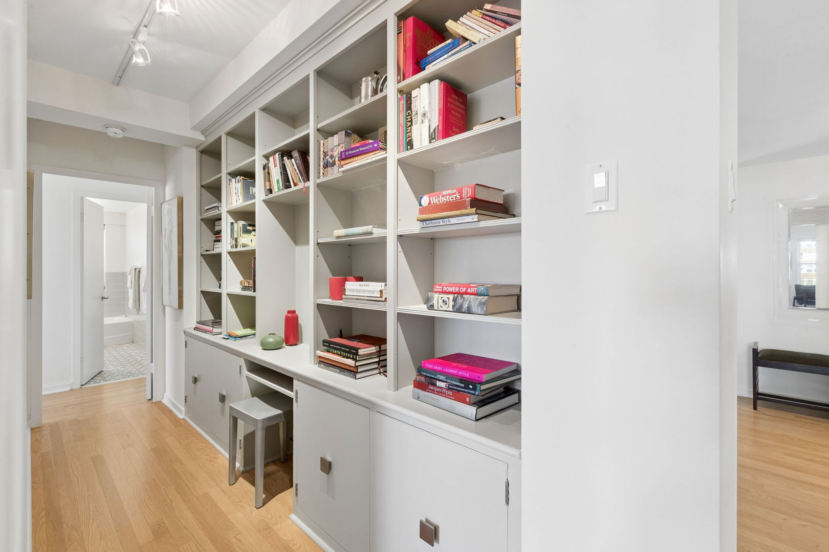 1508 Hinman Avenue Unit: 6D