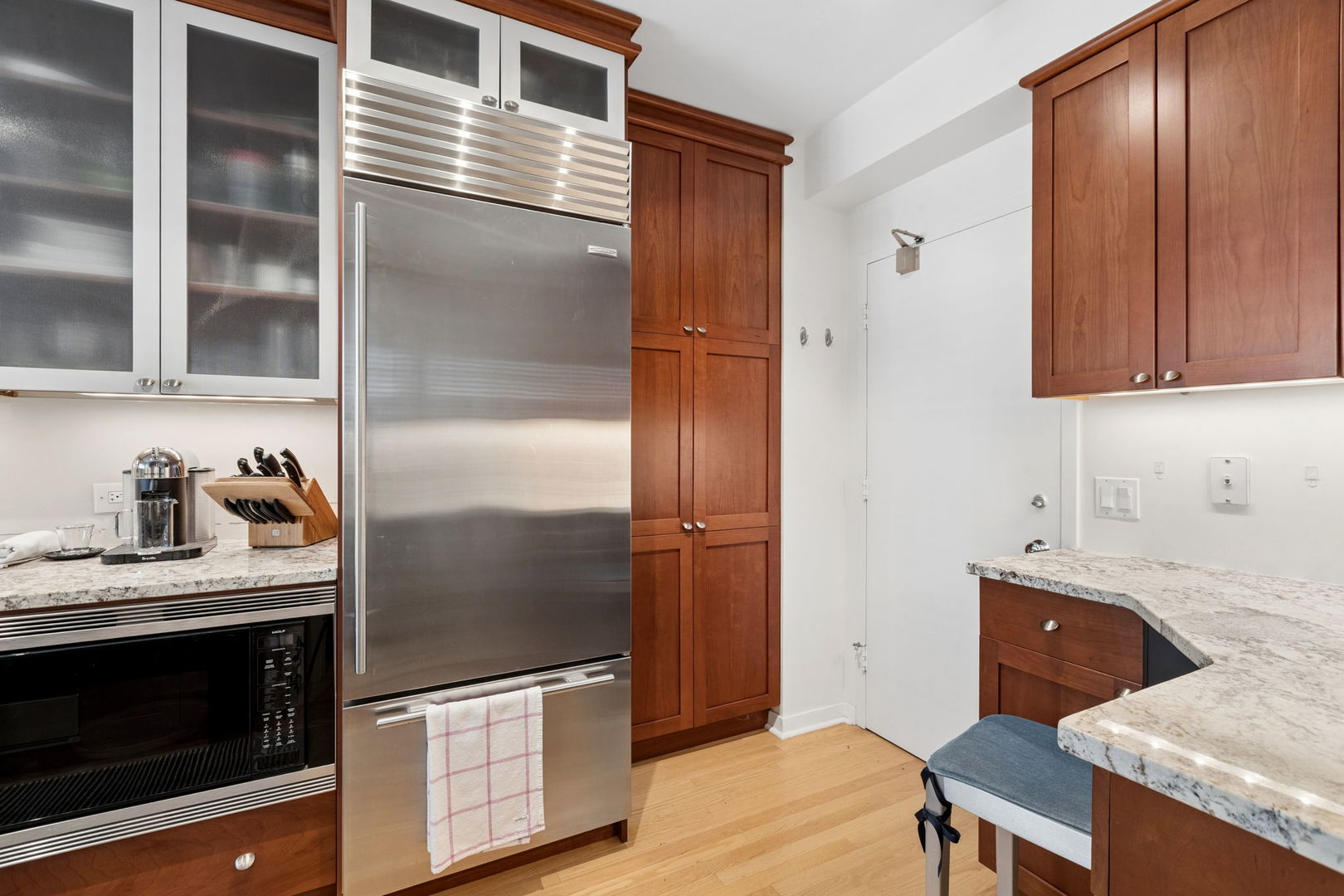 1508 Hinman Avenue Unit: 6D
