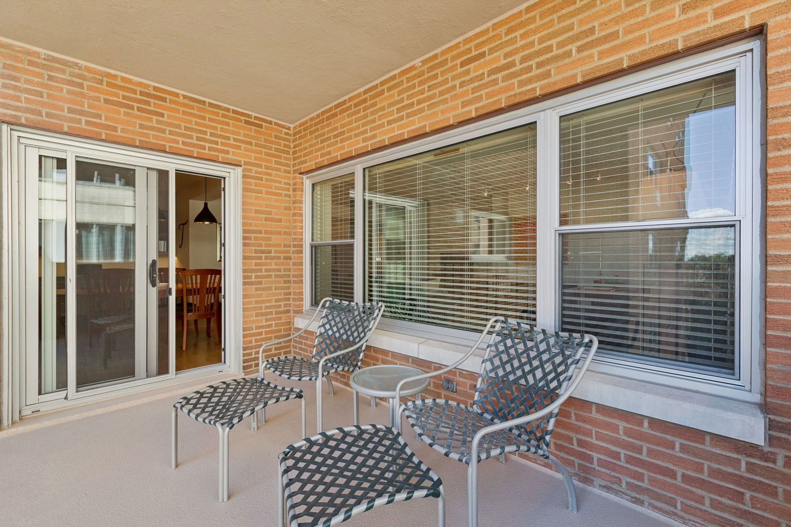 1508 Hinman Avenue Unit: 6D