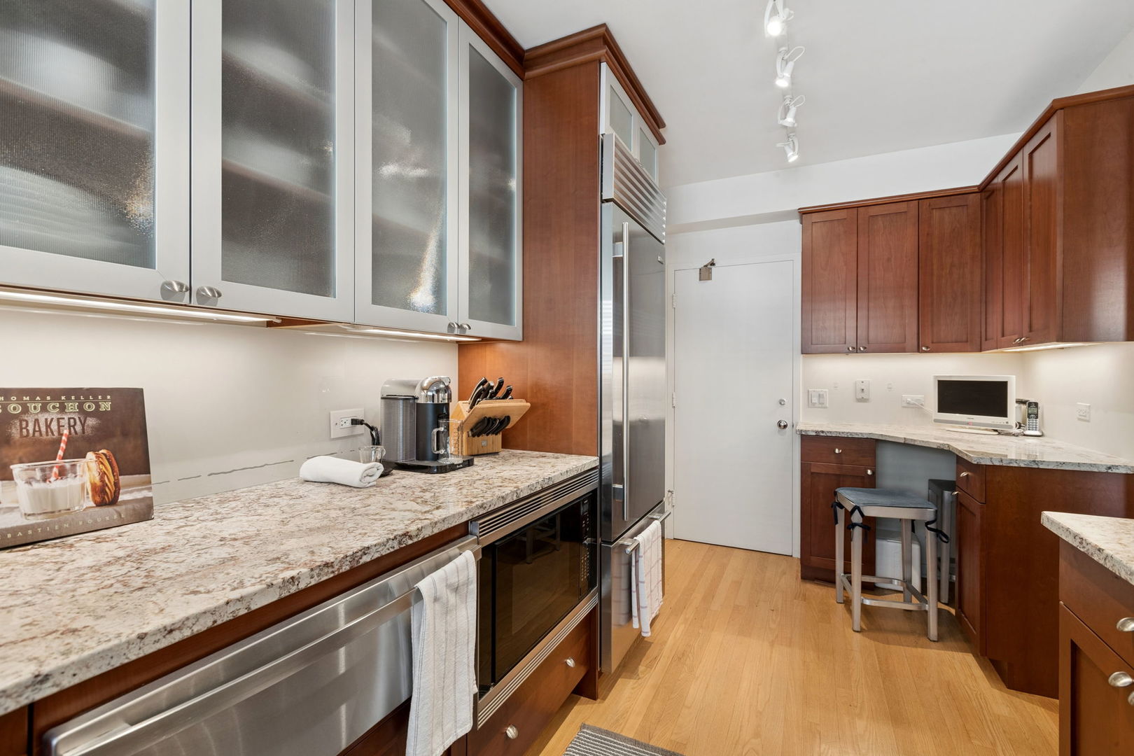 1508 Hinman Avenue Unit: 6D