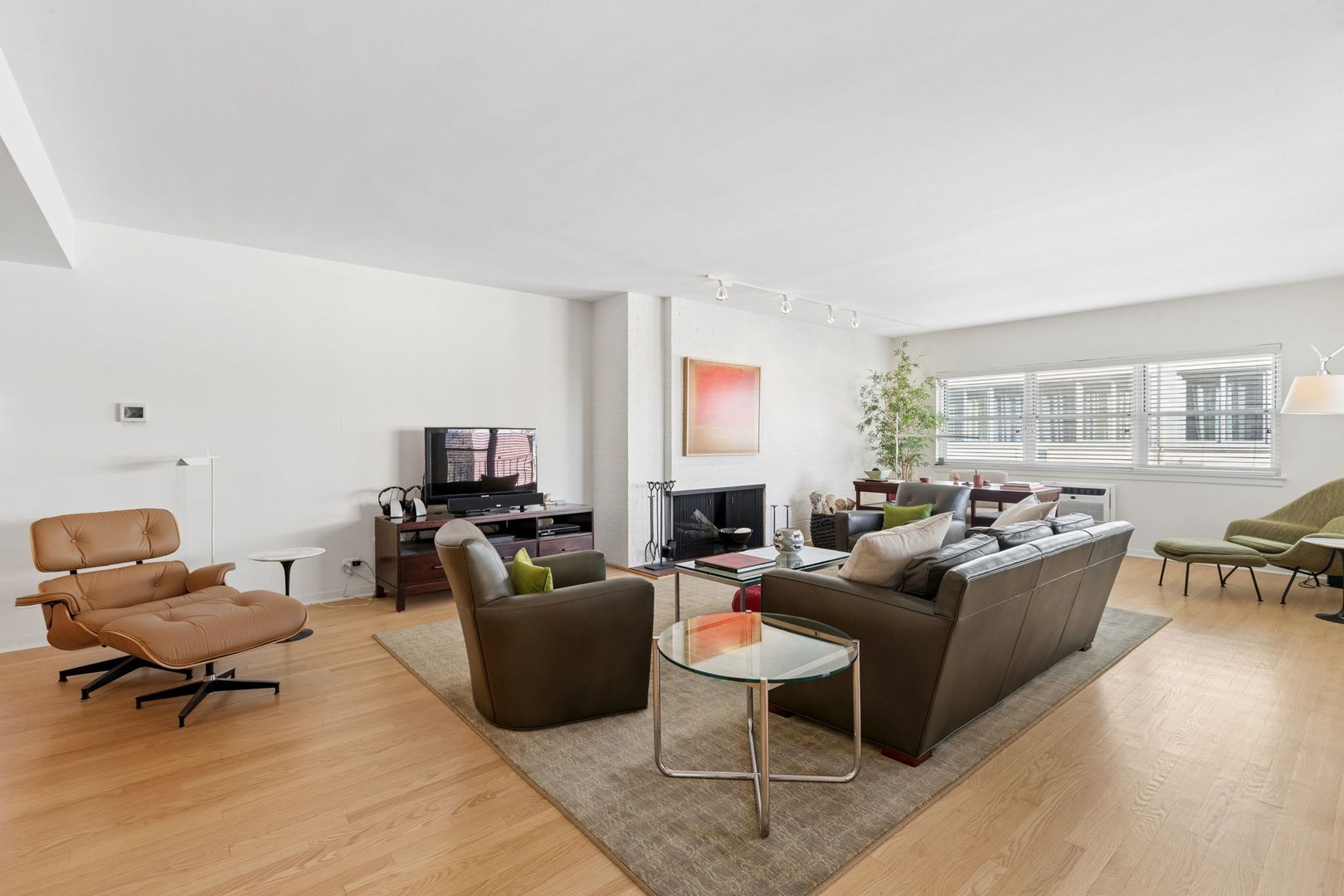 1508 Hinman Avenue Unit: 6D