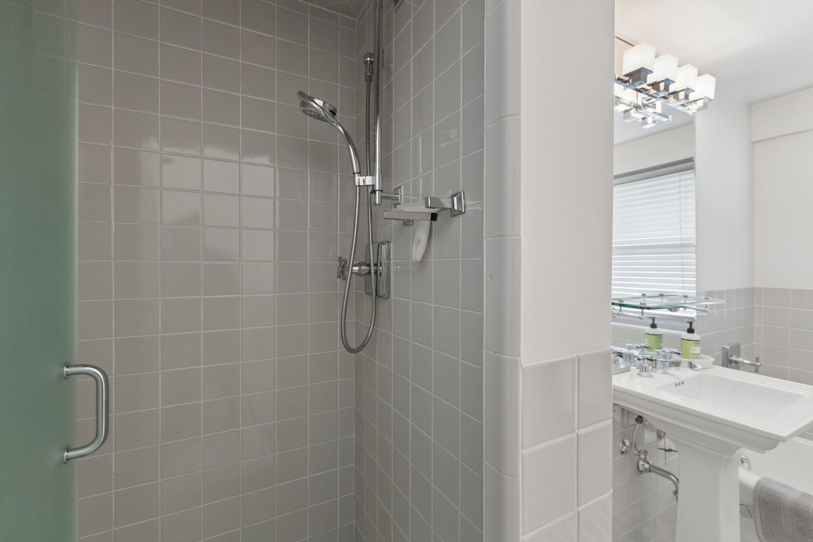 1508 Hinman Avenue Unit: 6D