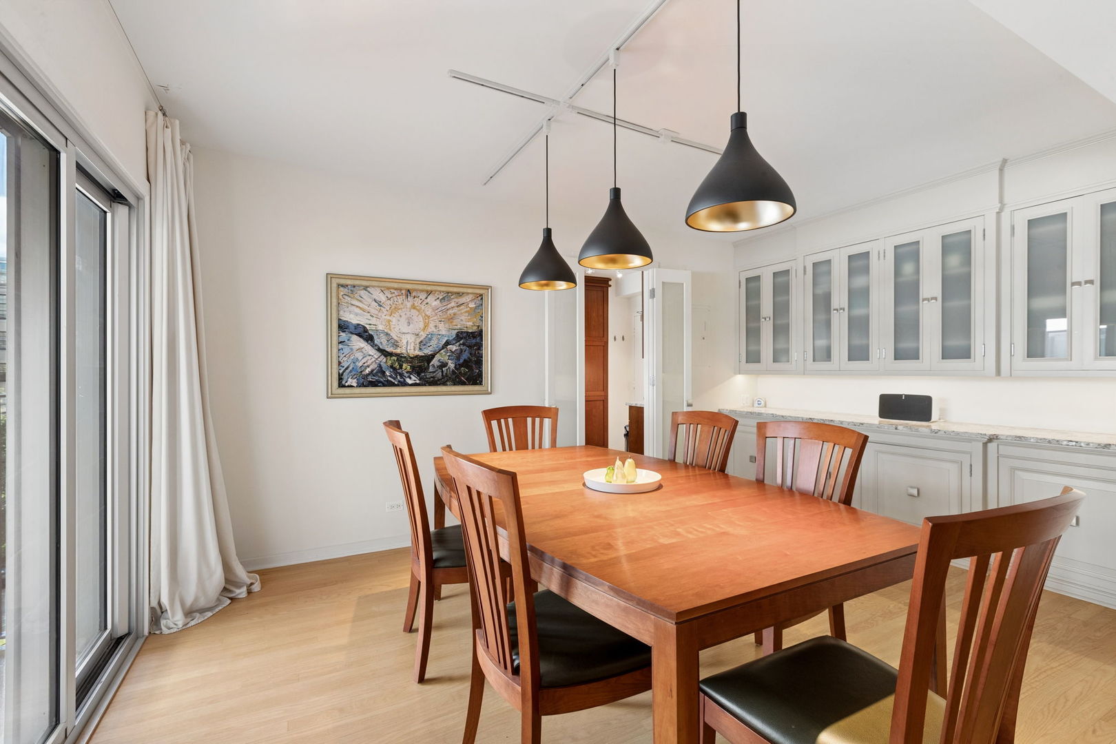 1508 Hinman Avenue Unit: 6D