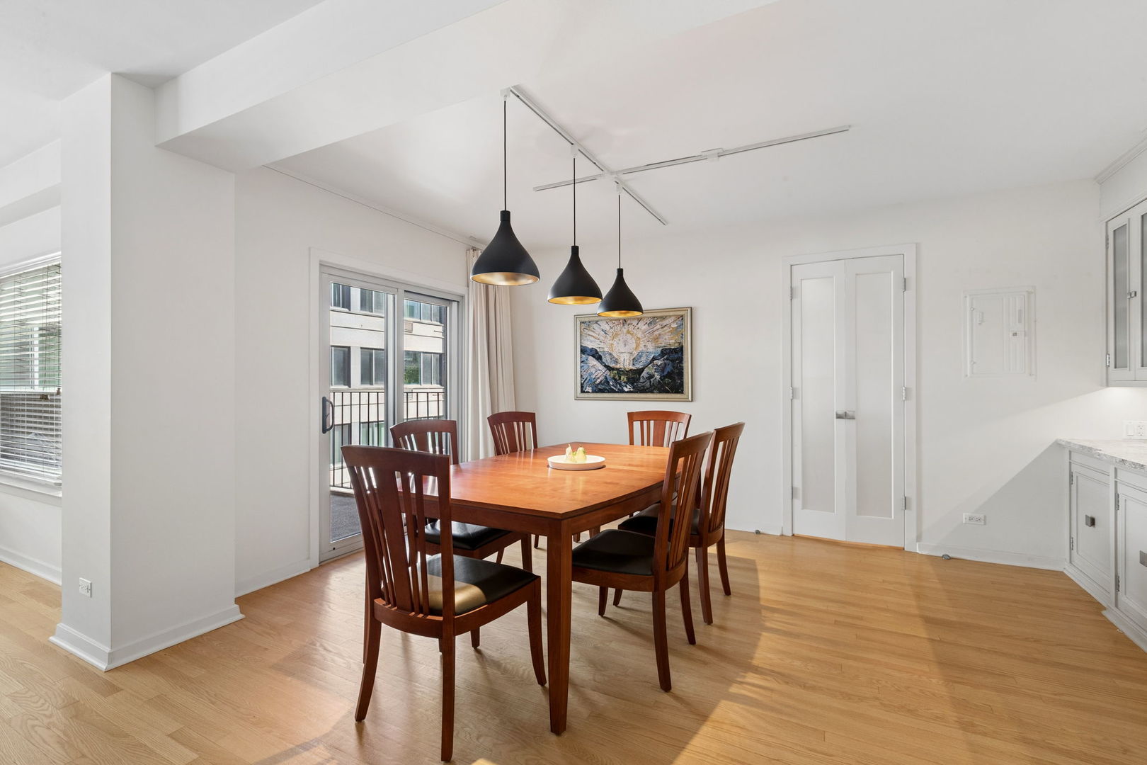 1508 Hinman Avenue Unit: 6D