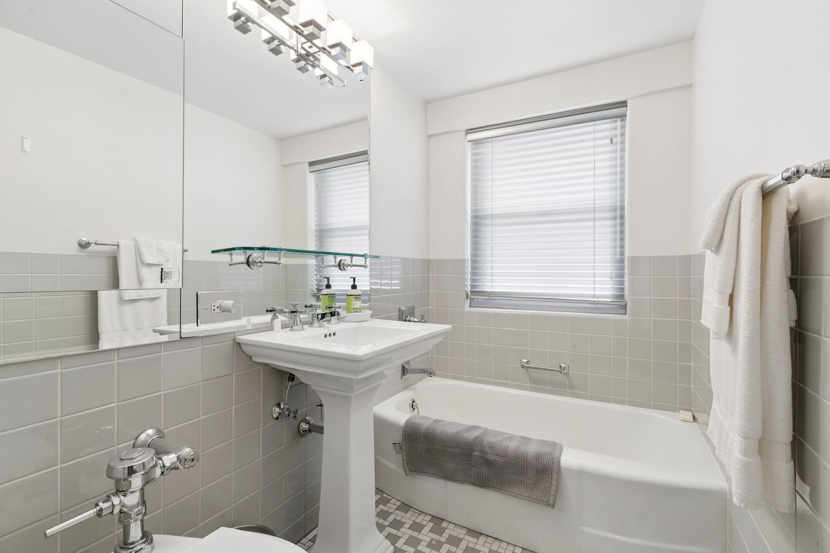 1508 Hinman Avenue Unit: 6D