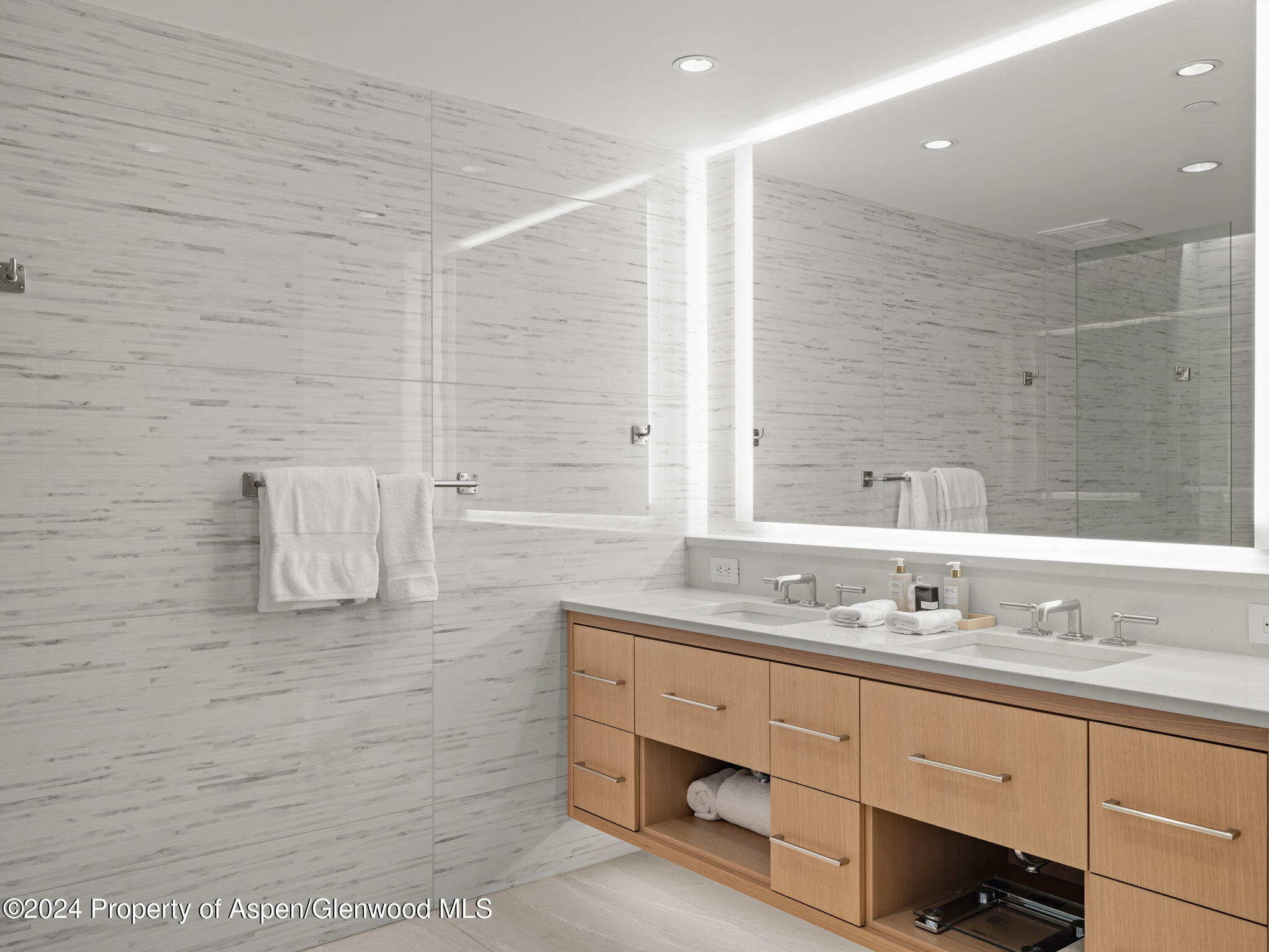 130 Wood Road, 553+555