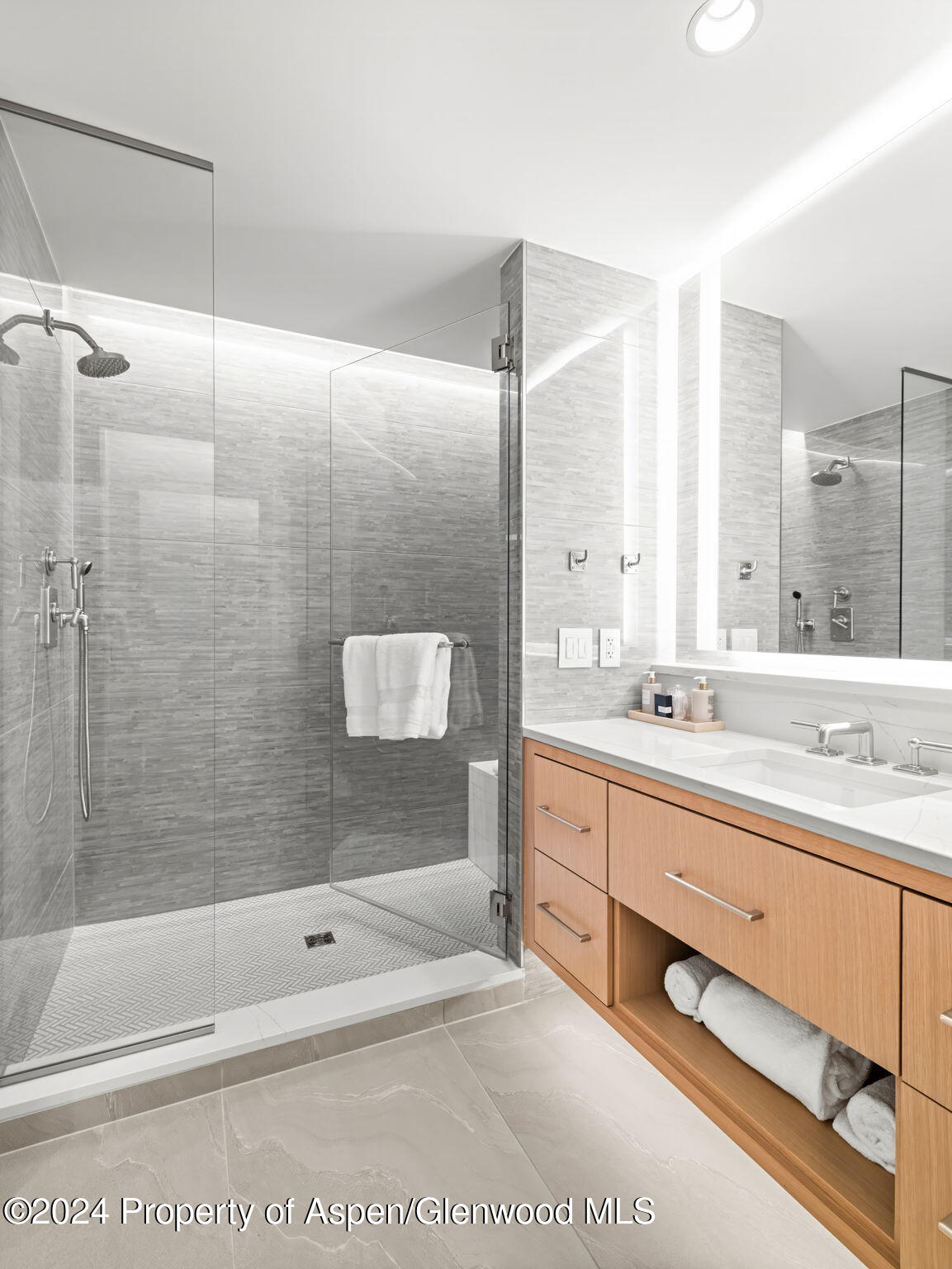 130 Wood Road, 553+555