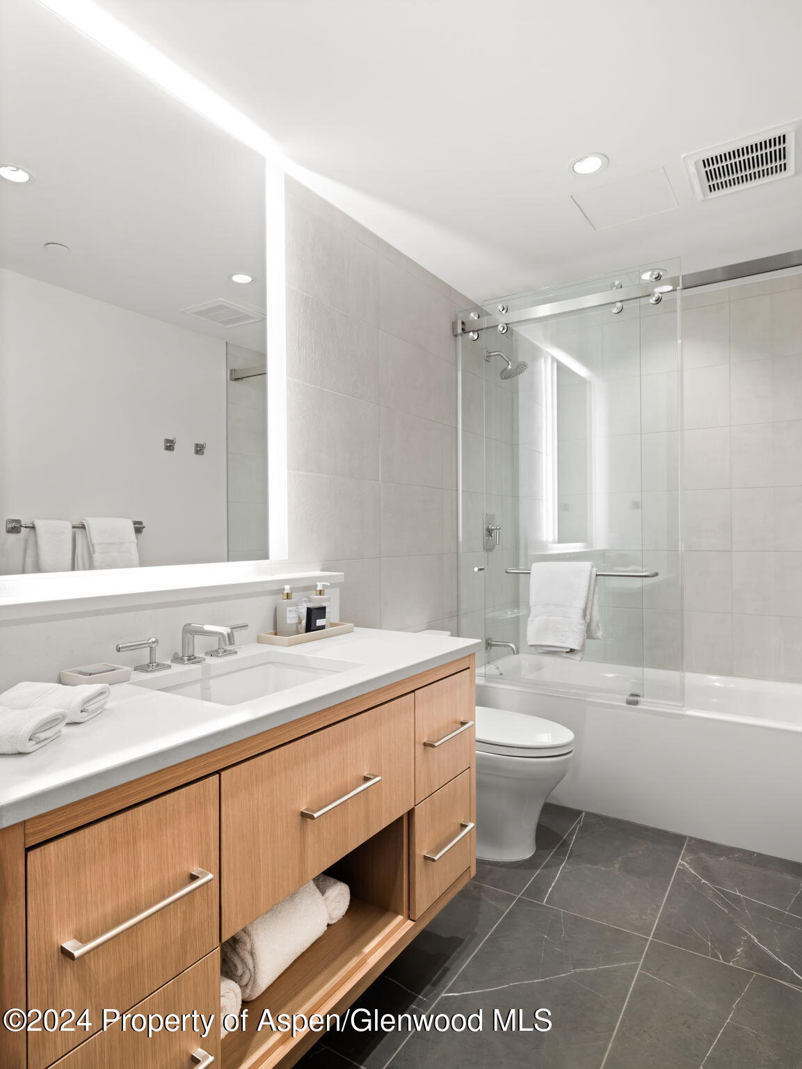 130 Wood Road, 553+555