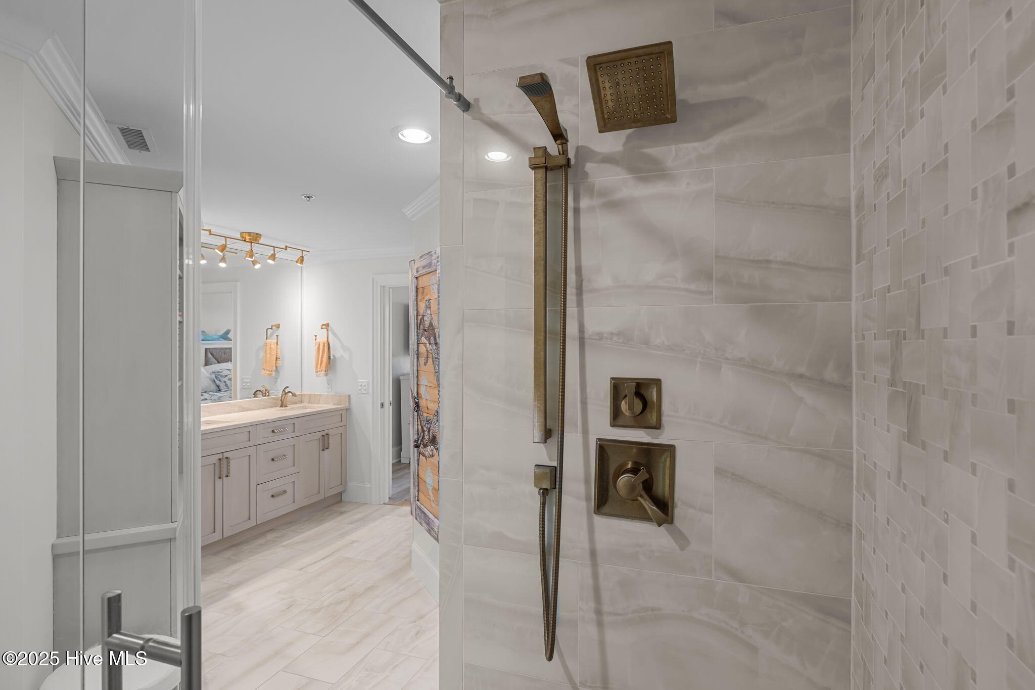 4425 Arendell Street, 105 & Slip #38