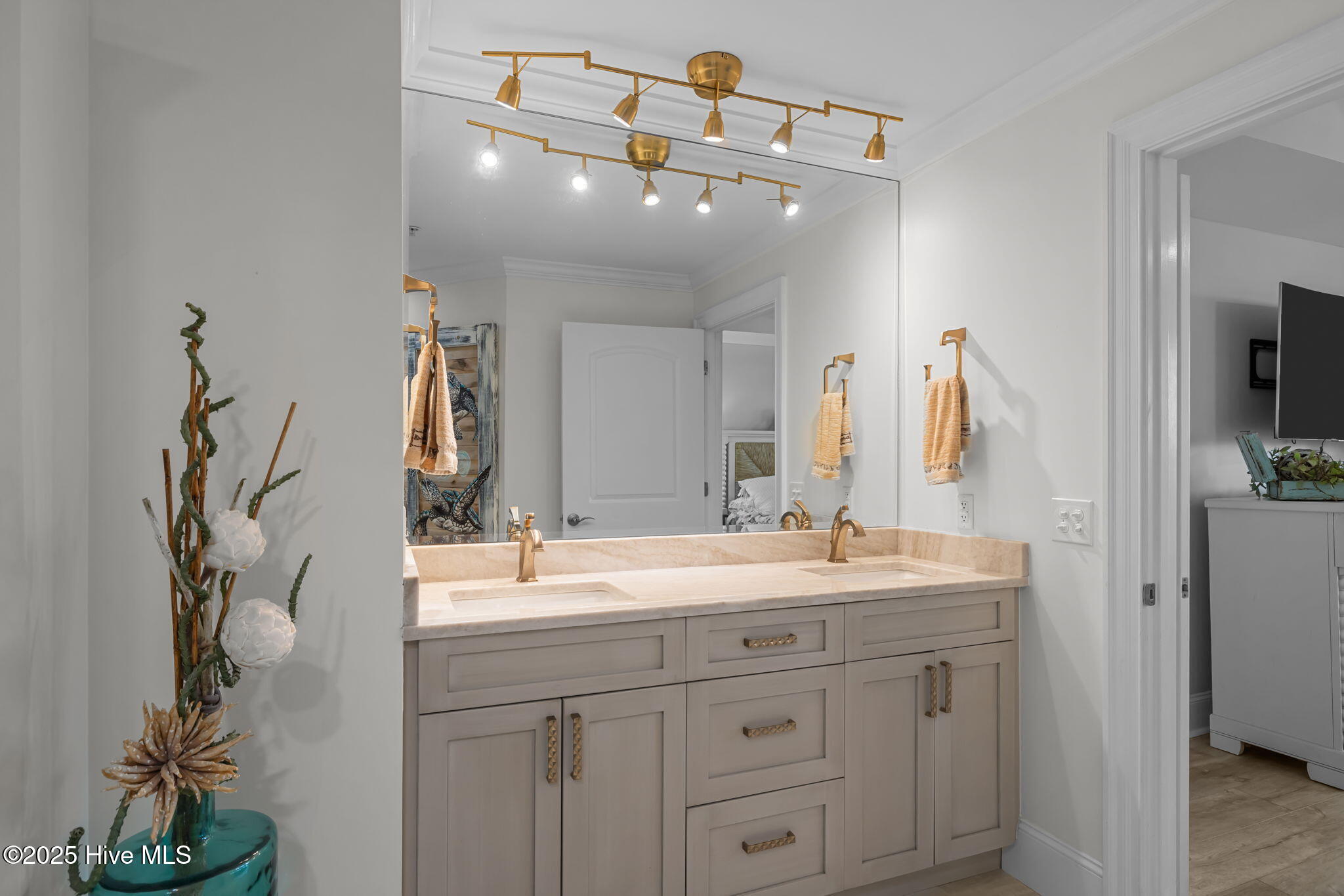 4425 Arendell Street, 105 & Slip #38