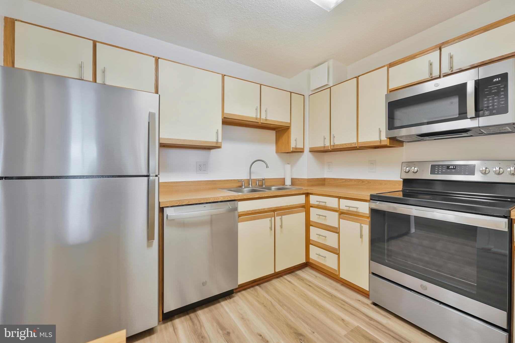 15101 INTERLACHEN DRIVE 1-923