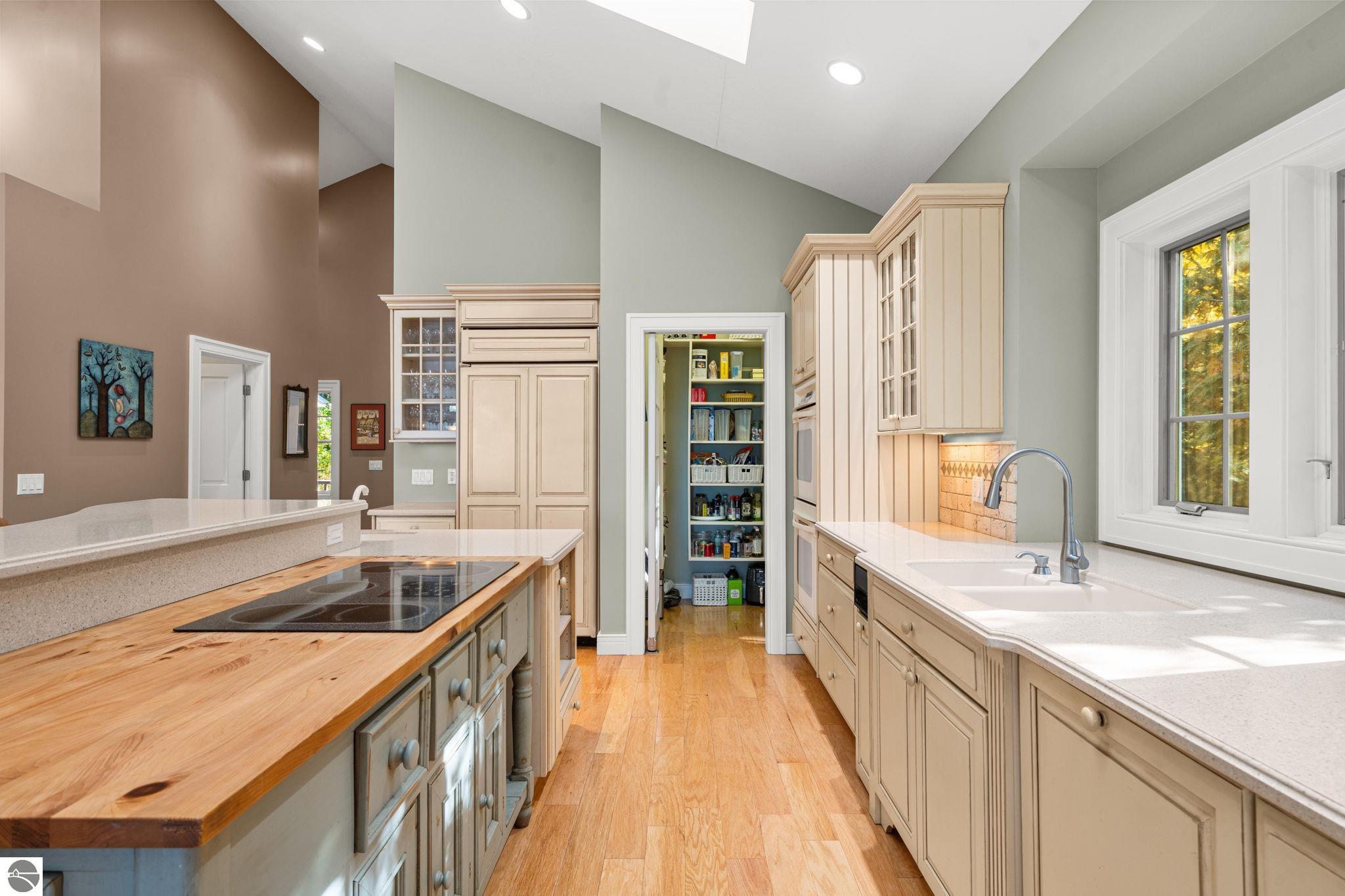 4903 Lake Shore Drive